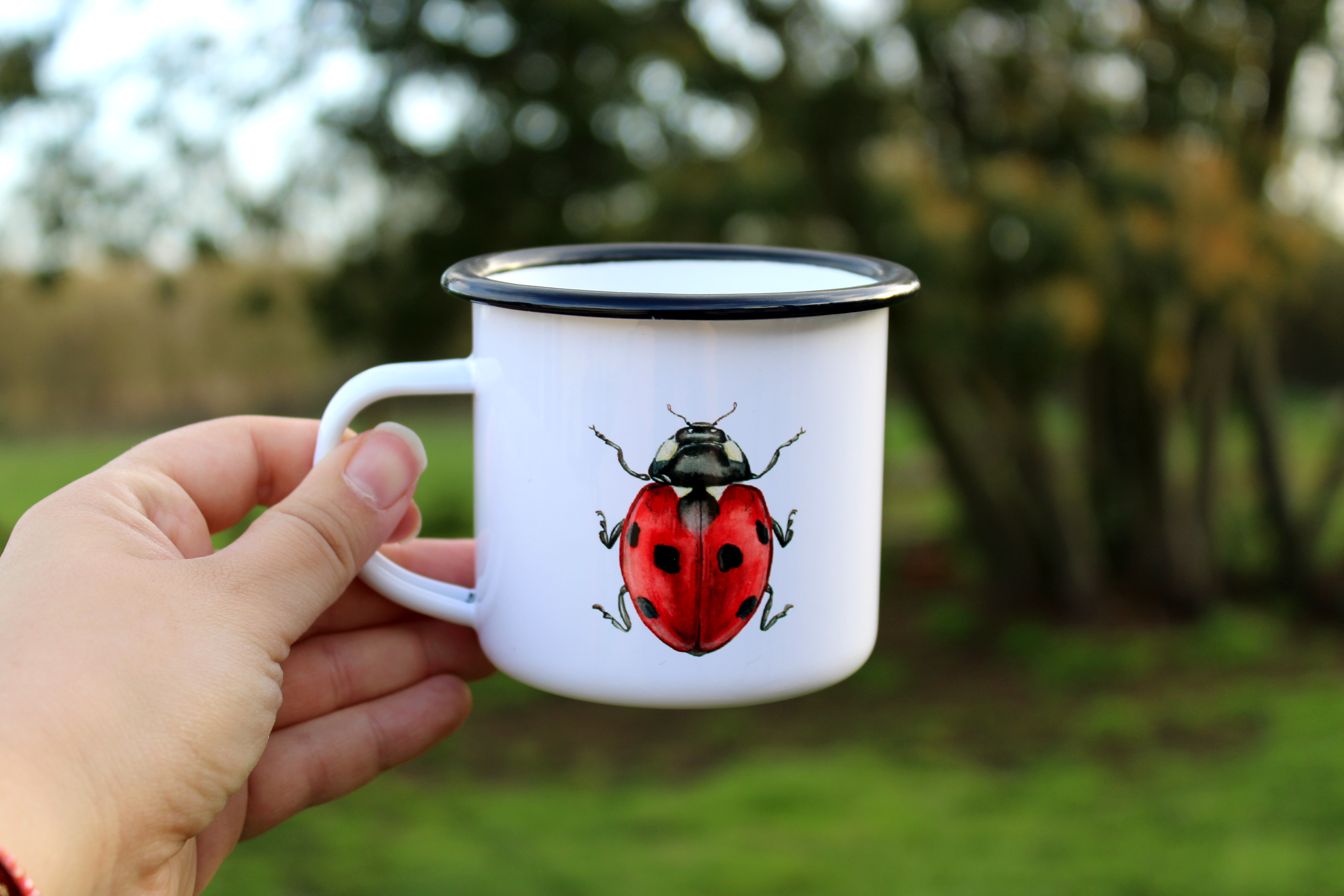 Mug / tasse émaillée en métal avec motif aquarellée - Coccinelle & Papillon