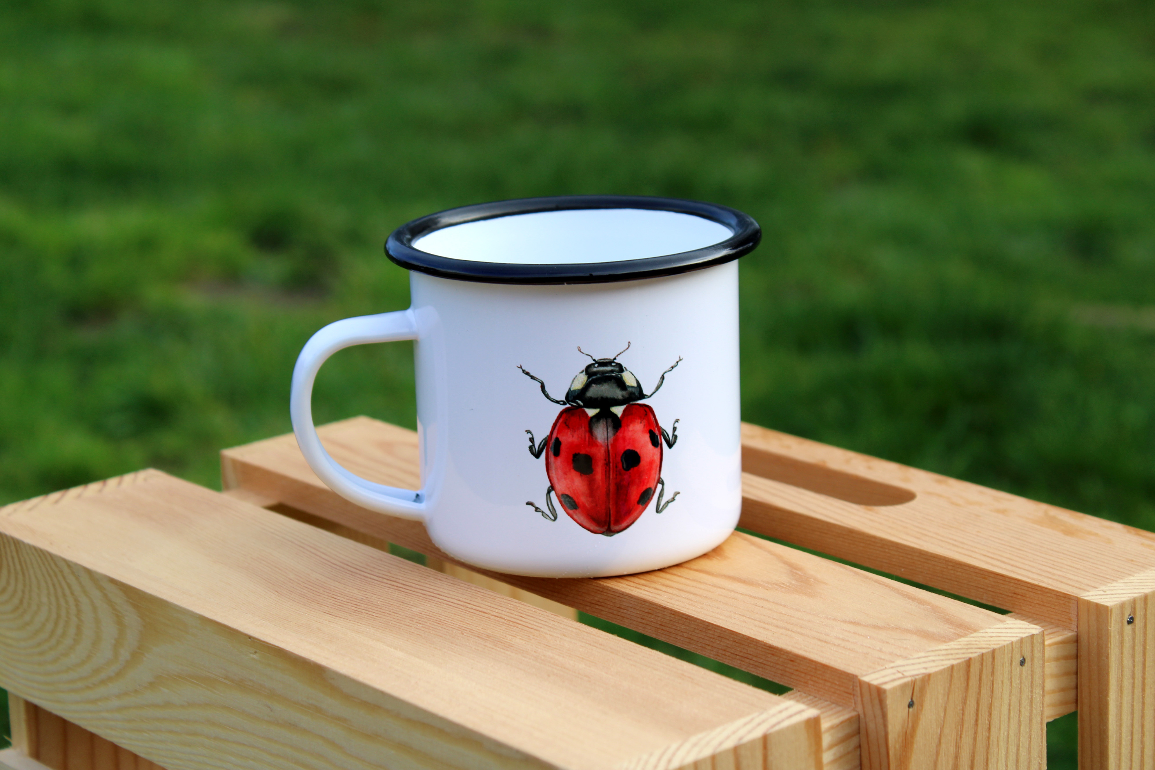 Mug / tasse émaillée en métal avec motif aquarellée - Coccinelle & Papillon