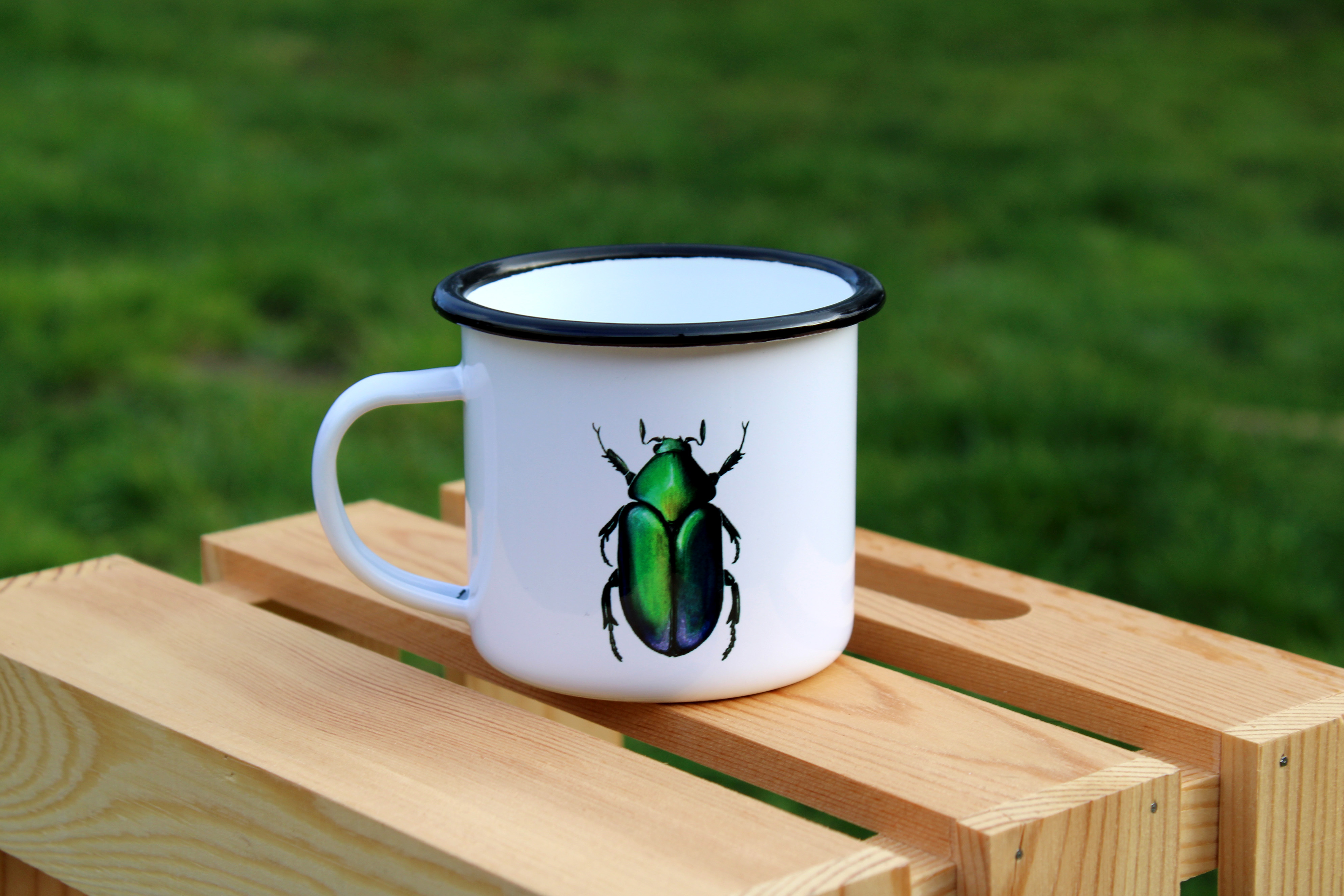 Mug / tasse émaillée en métal avec motif aquarellée - Duo de scarabée