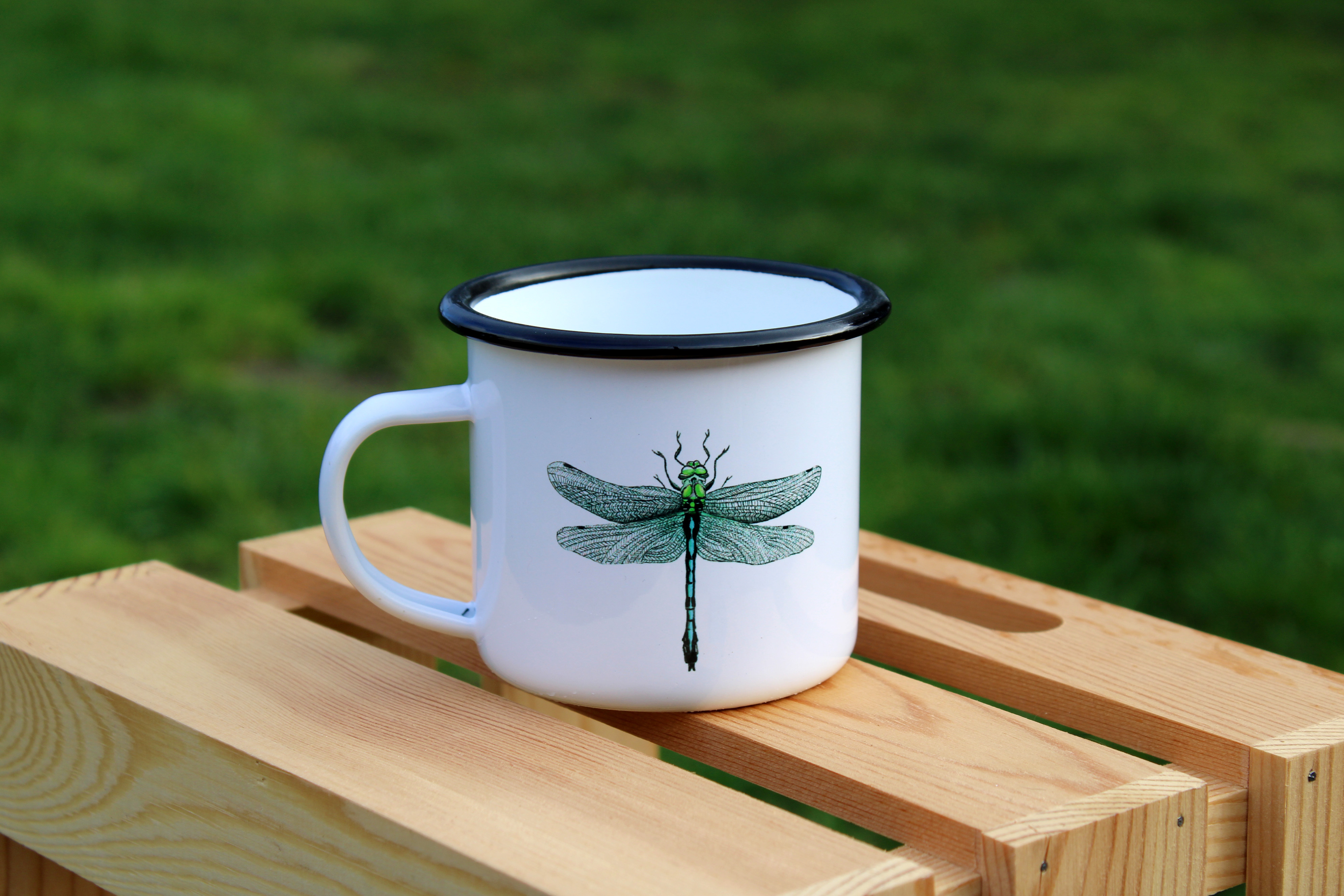 Mug / tasse émaillée en métal avec motif aquarellée - Libellule & Papillon
