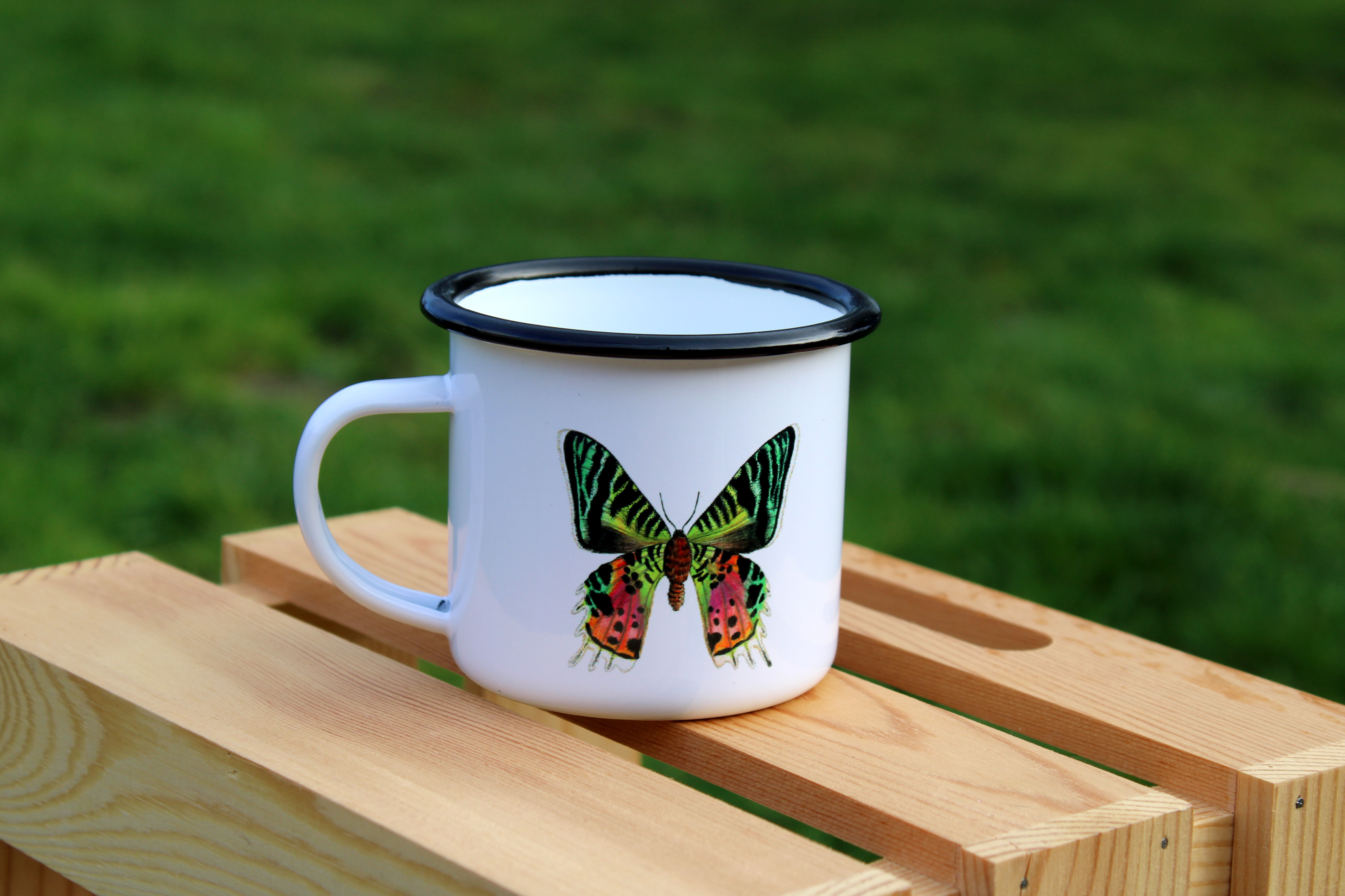 Mug / tasse émaillée en métal avec motif aquarellée - Papillon & Libellule