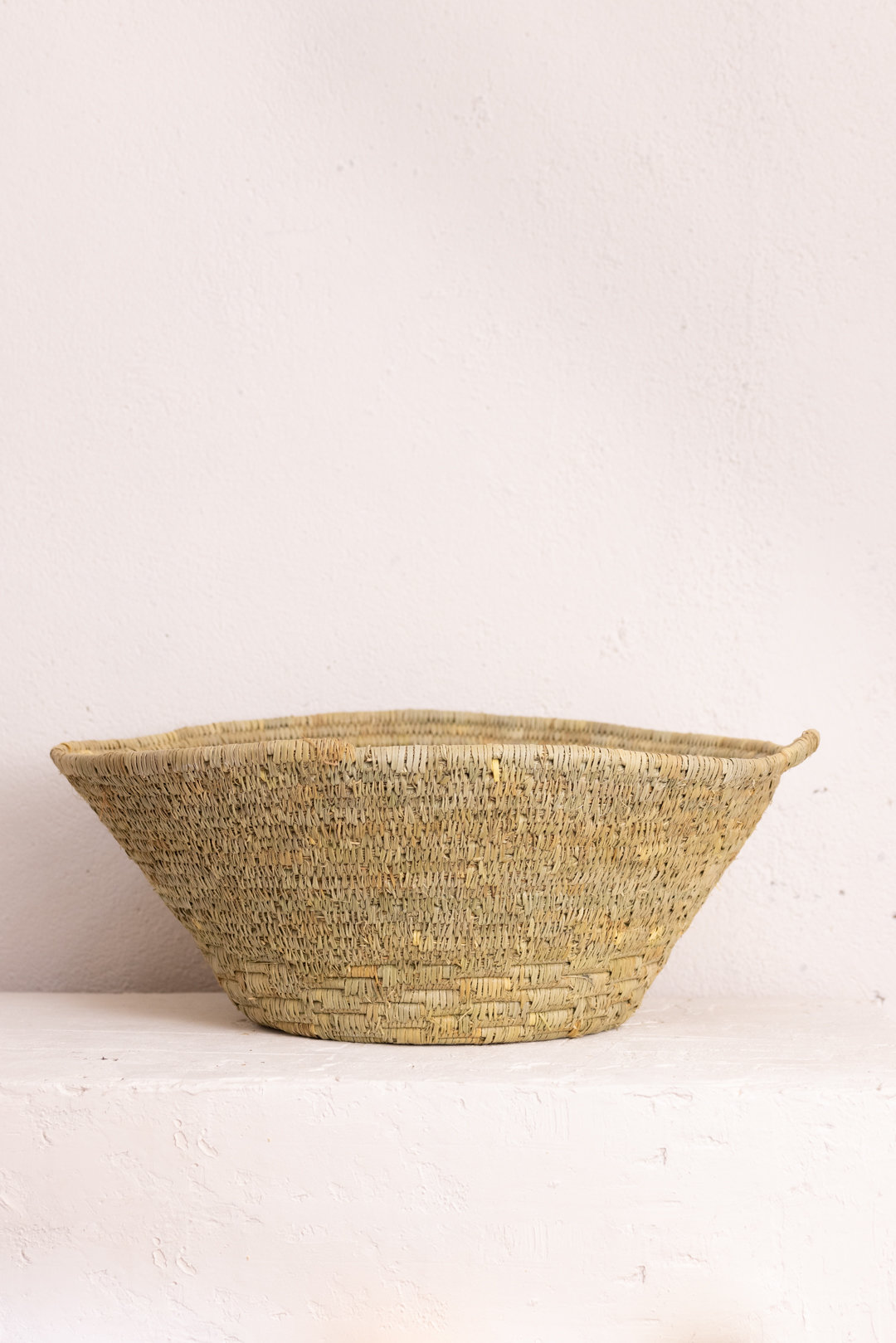 Panière tressée en feuilles de palmier nain - Woven basket made from dwarf palm leaves