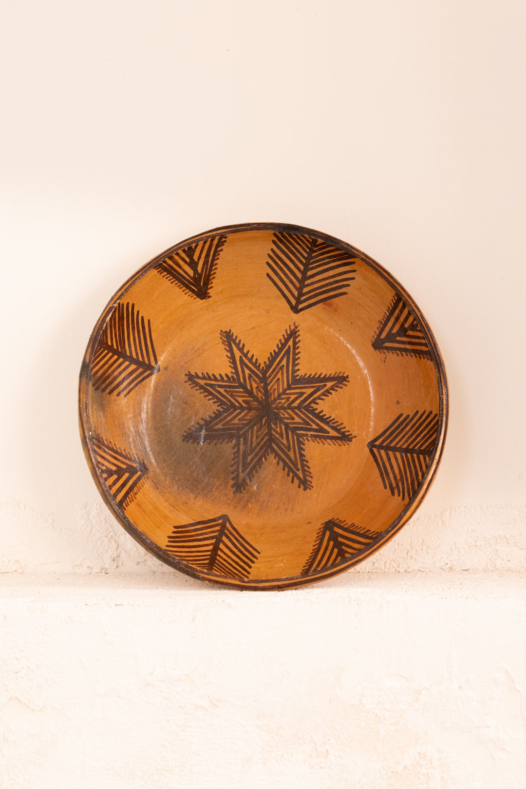 Plat vintage en terre cuite avec motifs Chaoui - Vintage terracotta dish with Chaoui motifs