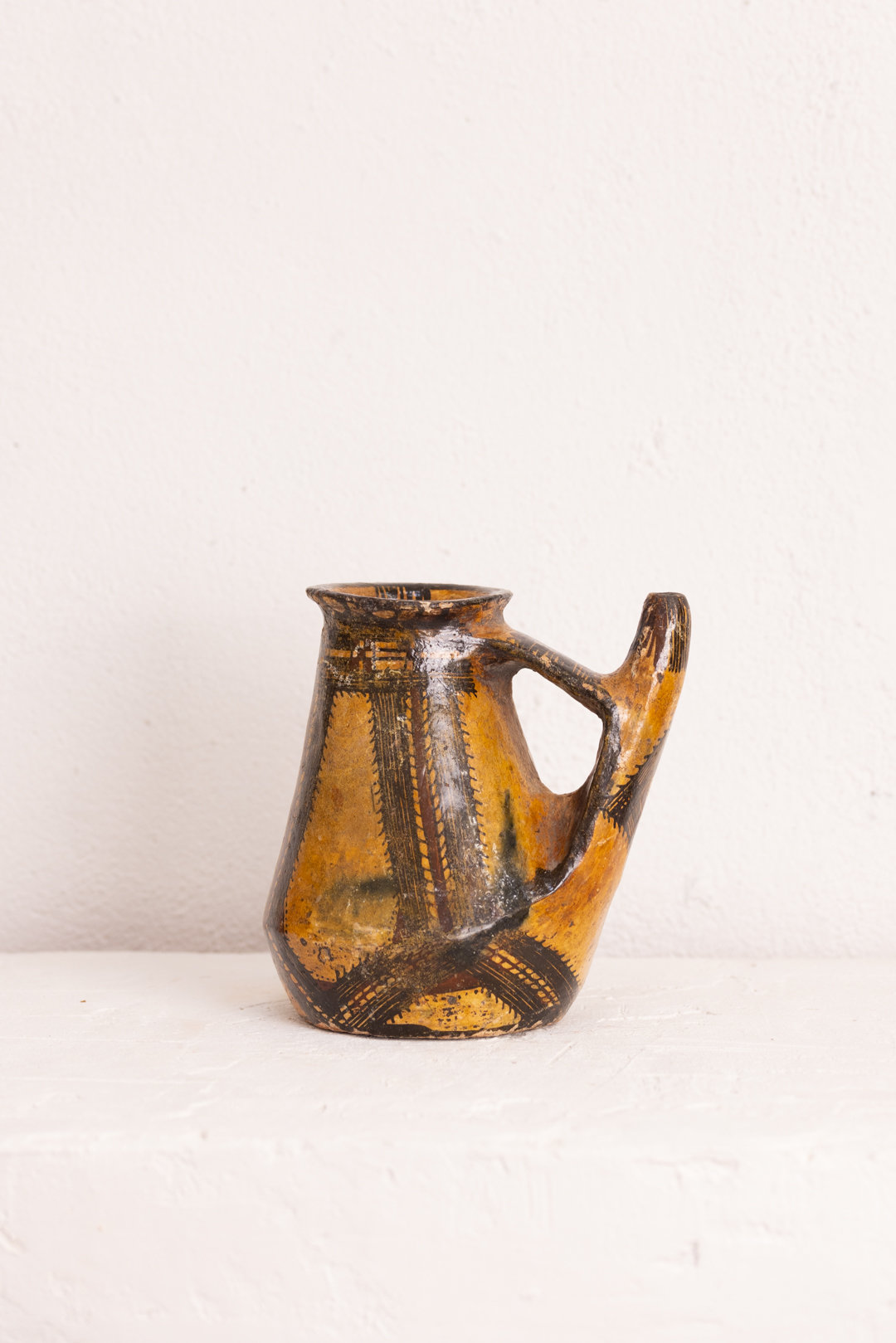 Ancien pichet vintage en terre cuite avec motifs Kabyles - Vintage Terracotta Pitcher with Kabyle Patterns