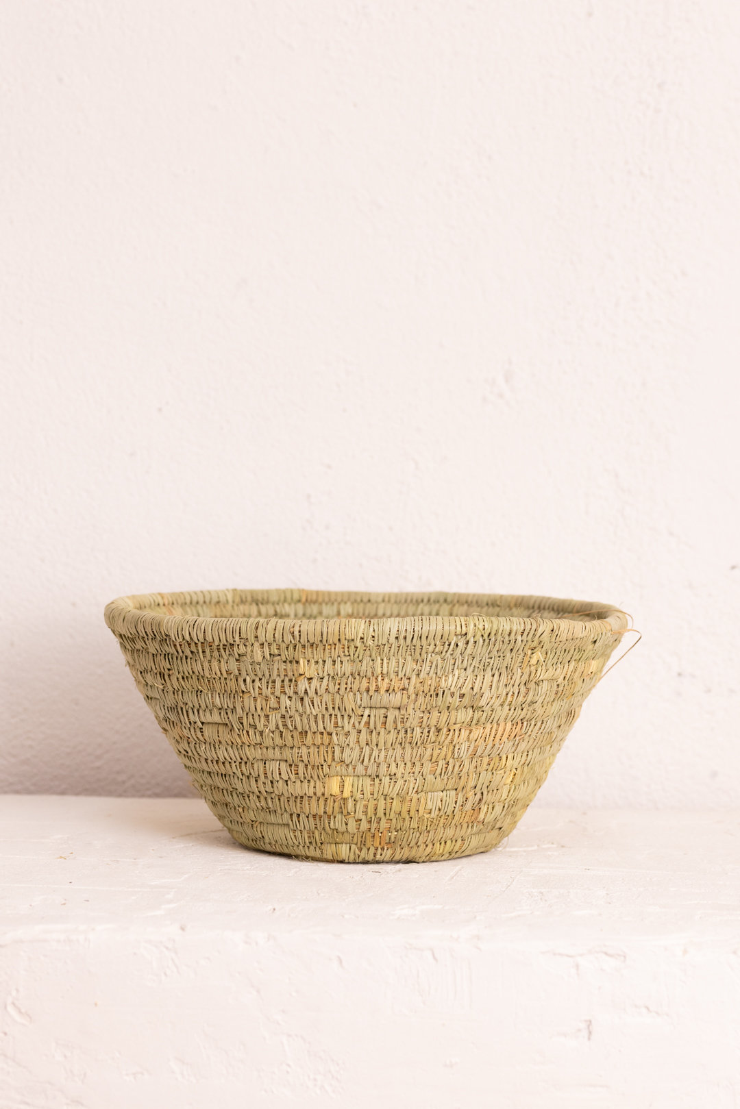 Panière tressée en feuilles de palmier nain - Woven Basket Made from Dwarf Palm Leaves