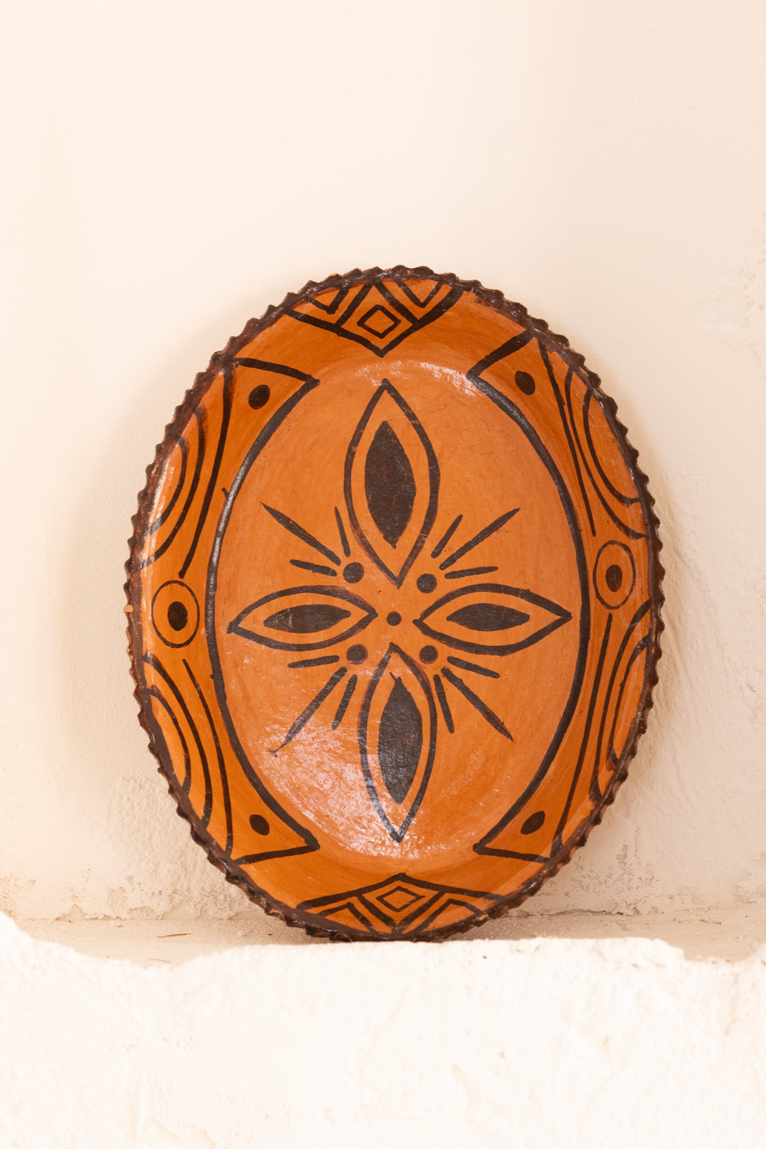 Plat vintage en terre cuite avec motifs Chaouis - Vintage terracotta dish with Chaoui patterns