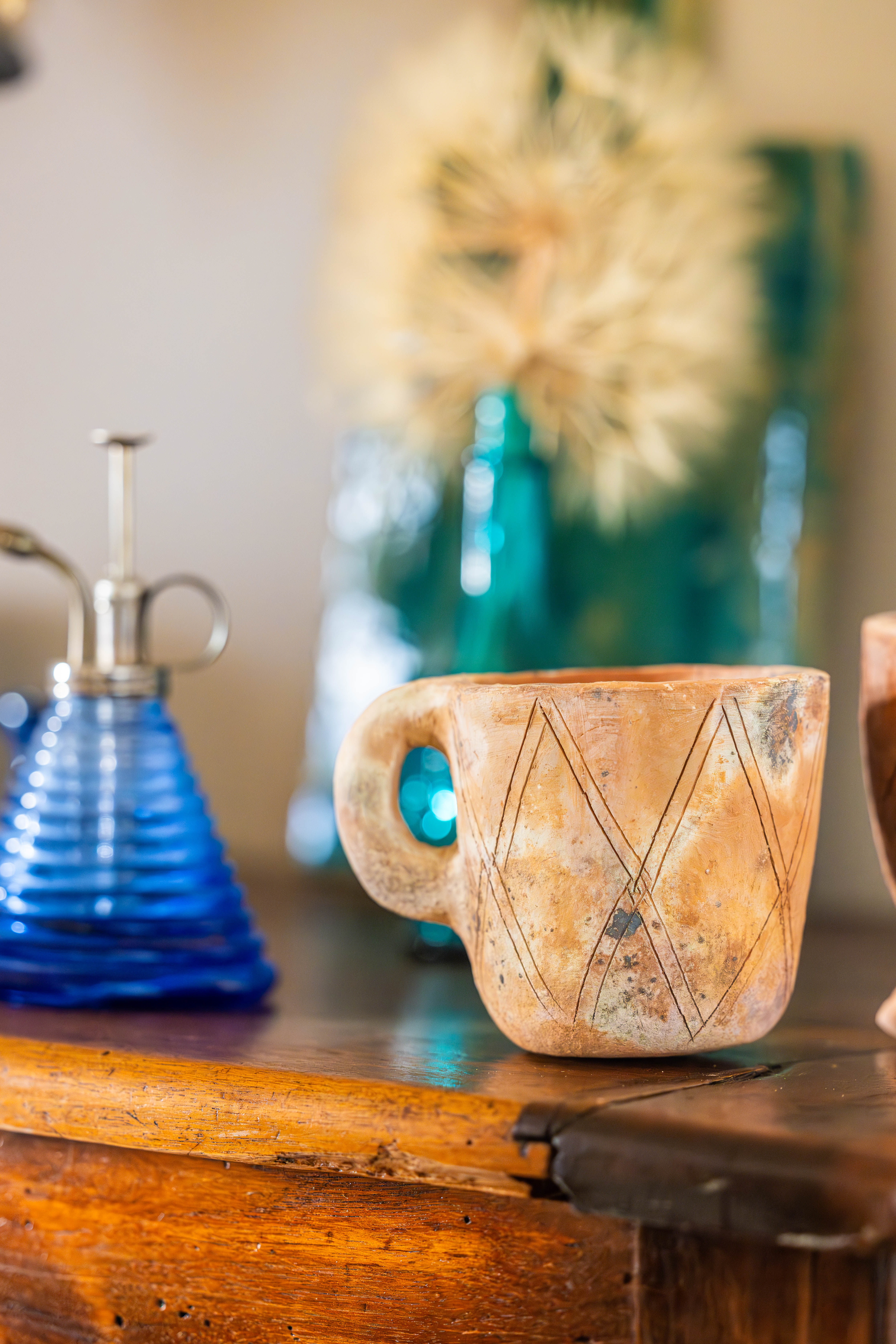 Mugs décoratifs en terre cuite - Decorative terracotta footed mug