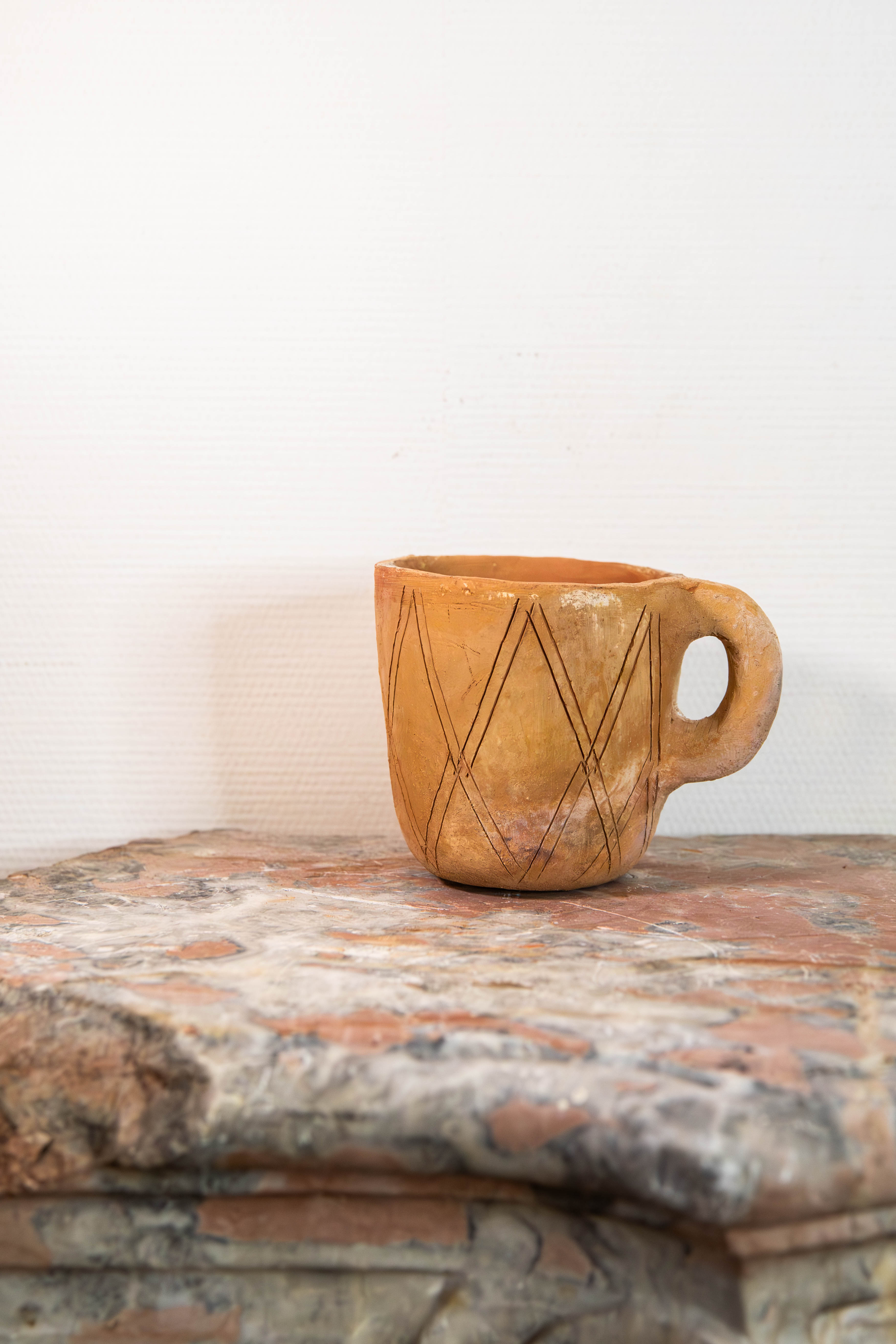 Mugs décoratifs en terre cuite - Decorative terracotta footed mug