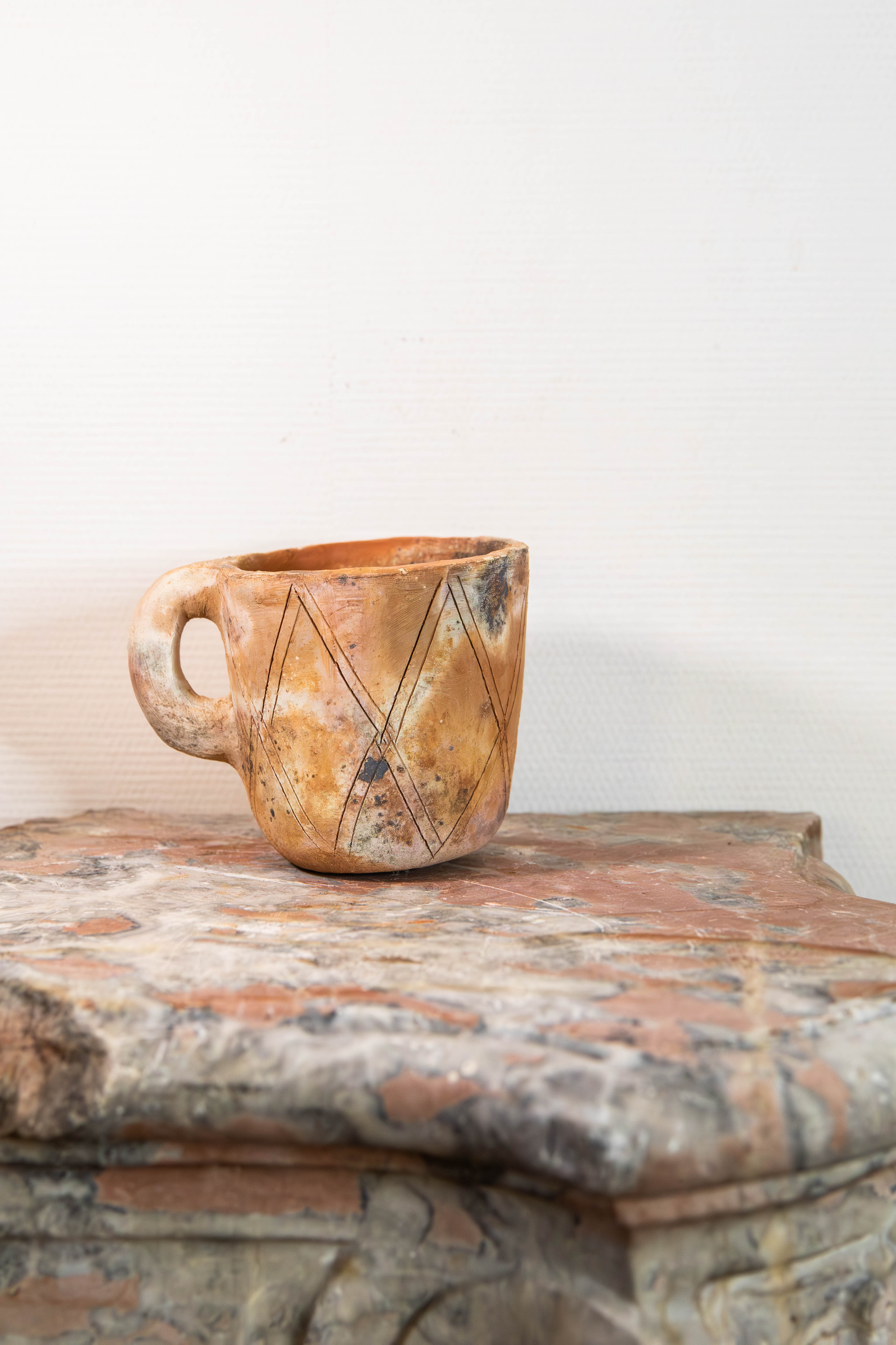 Mugs décoratifs en terre cuite - Decorative terracotta footed mug