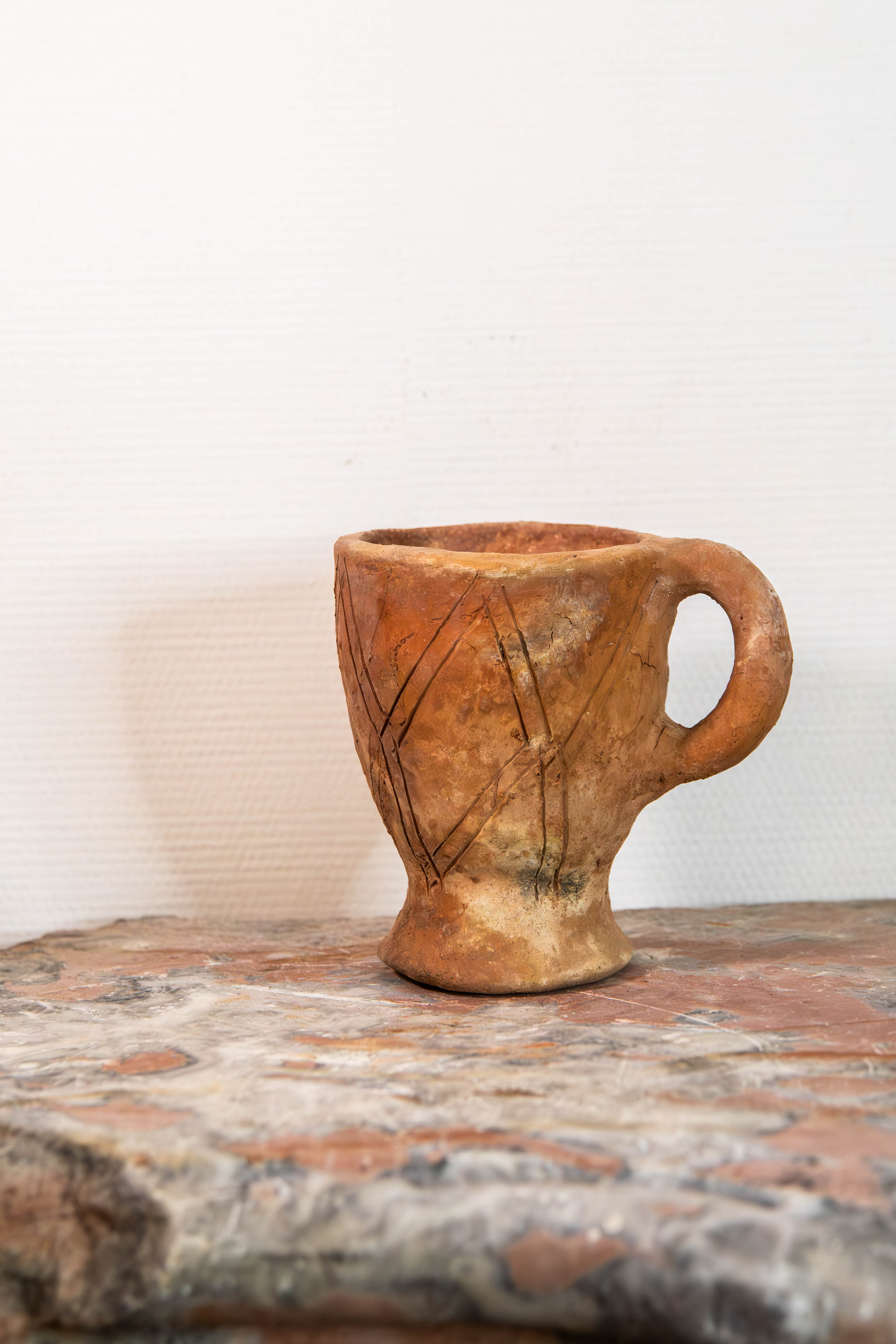 Mug à pied décoratif en terre cuite - Decorative terracotta footed mug