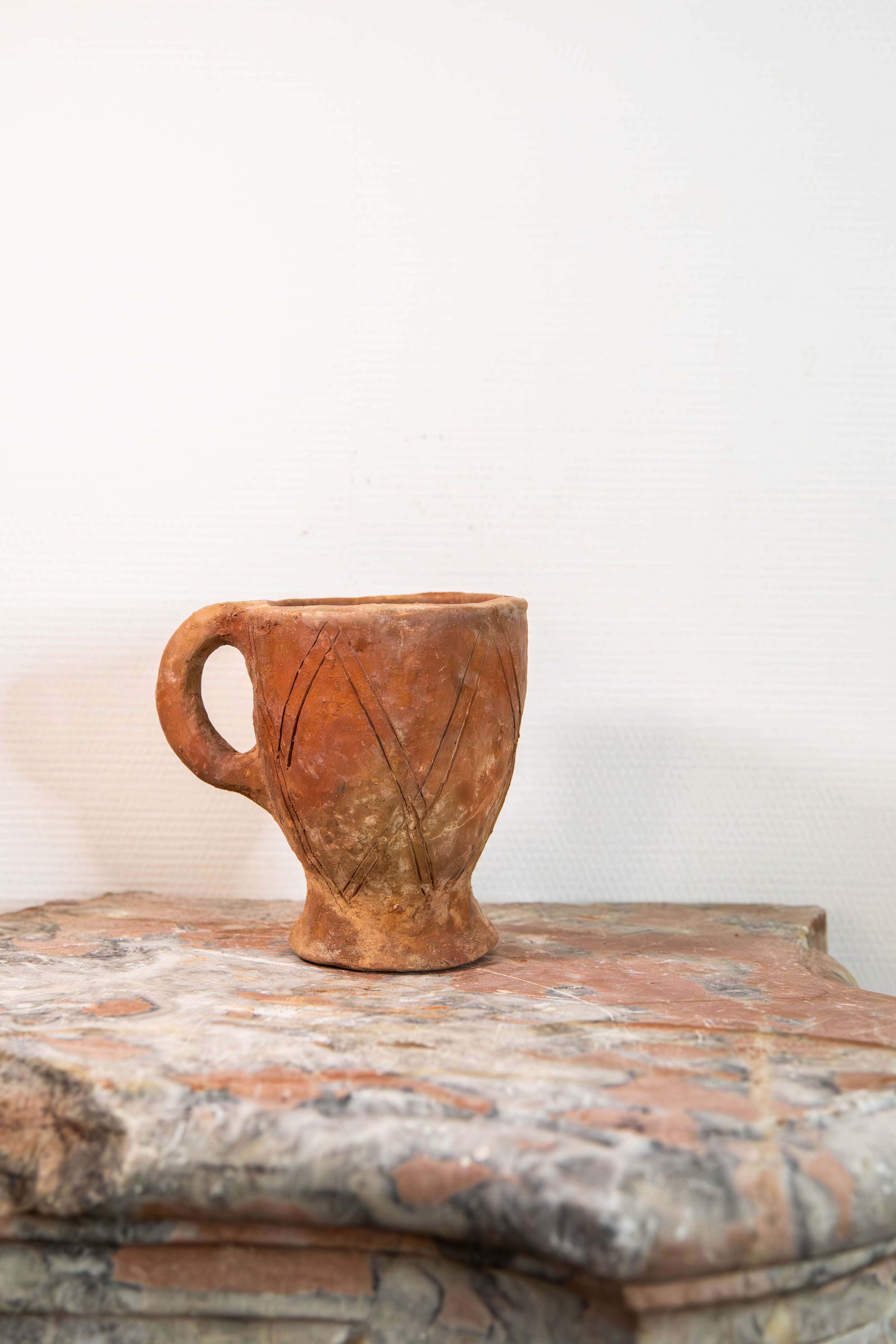 Mug à pied décoratif en terre cuite - Decorative terracotta footed mug