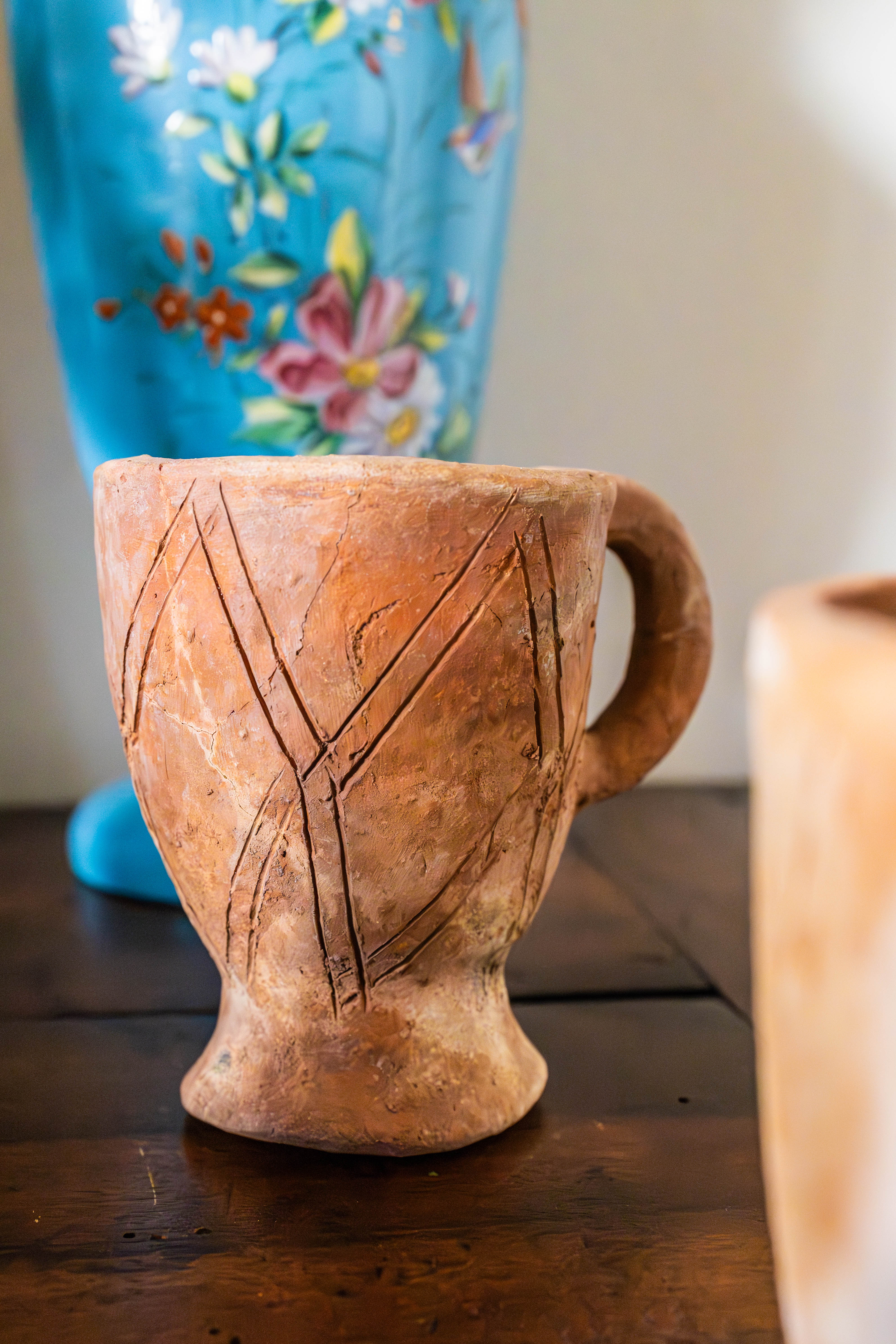 Mug à pied décoratif en terre cuite - Decorative terracotta footed mug