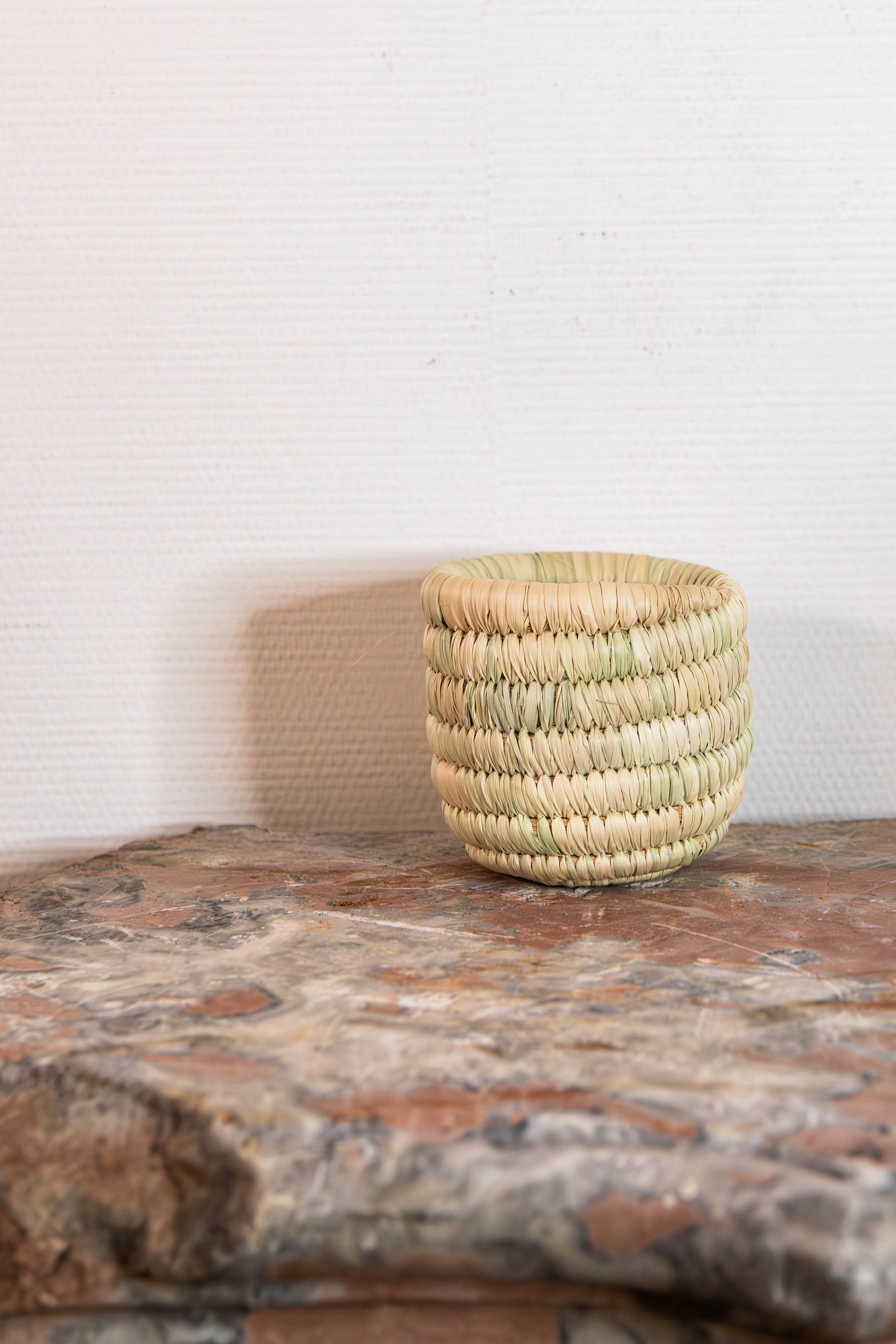 Pot tressé en feuilles de palmier nain - Braided pot made of dwarf palm leaves