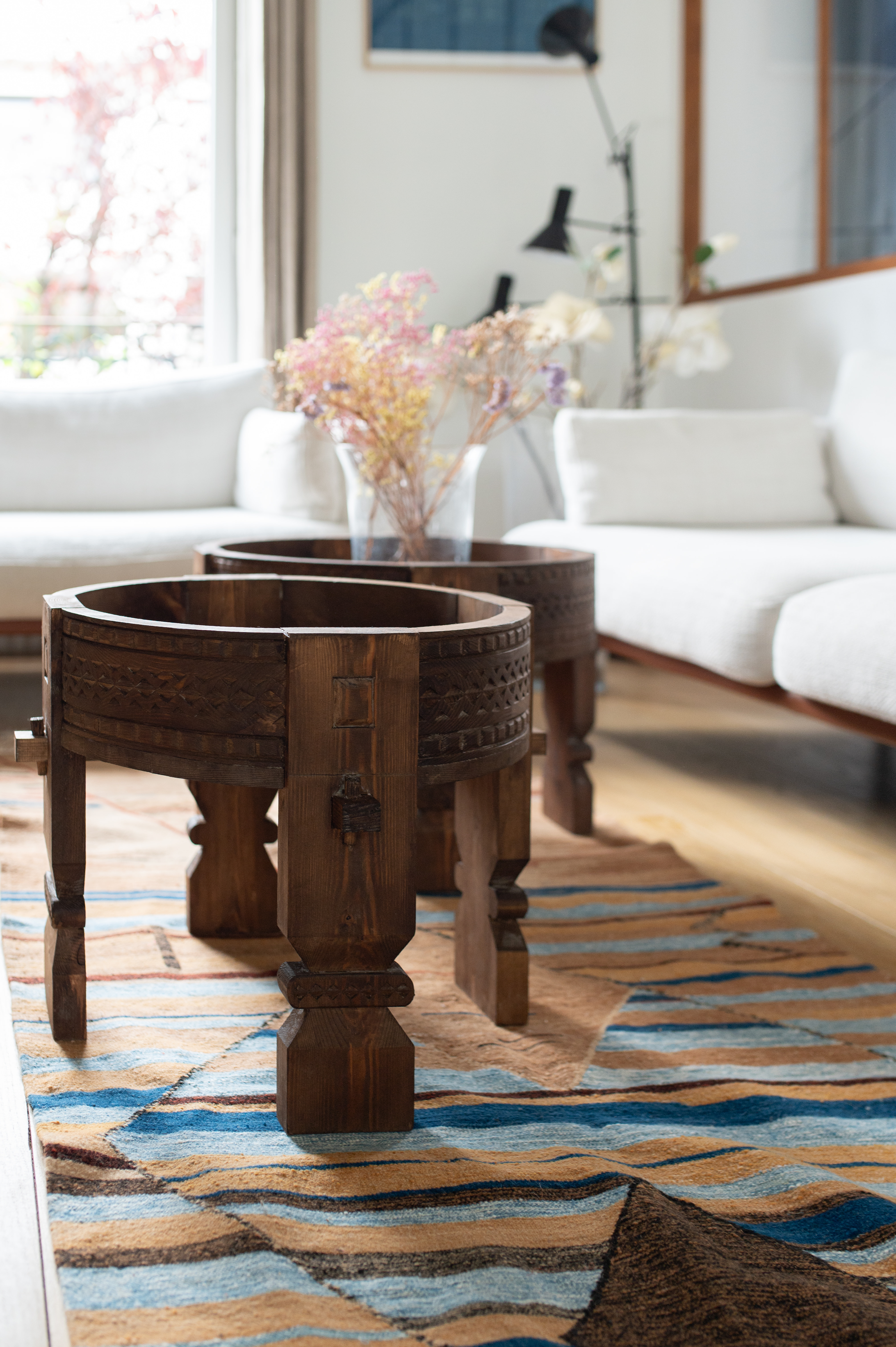 Table berbère en bois sculpté