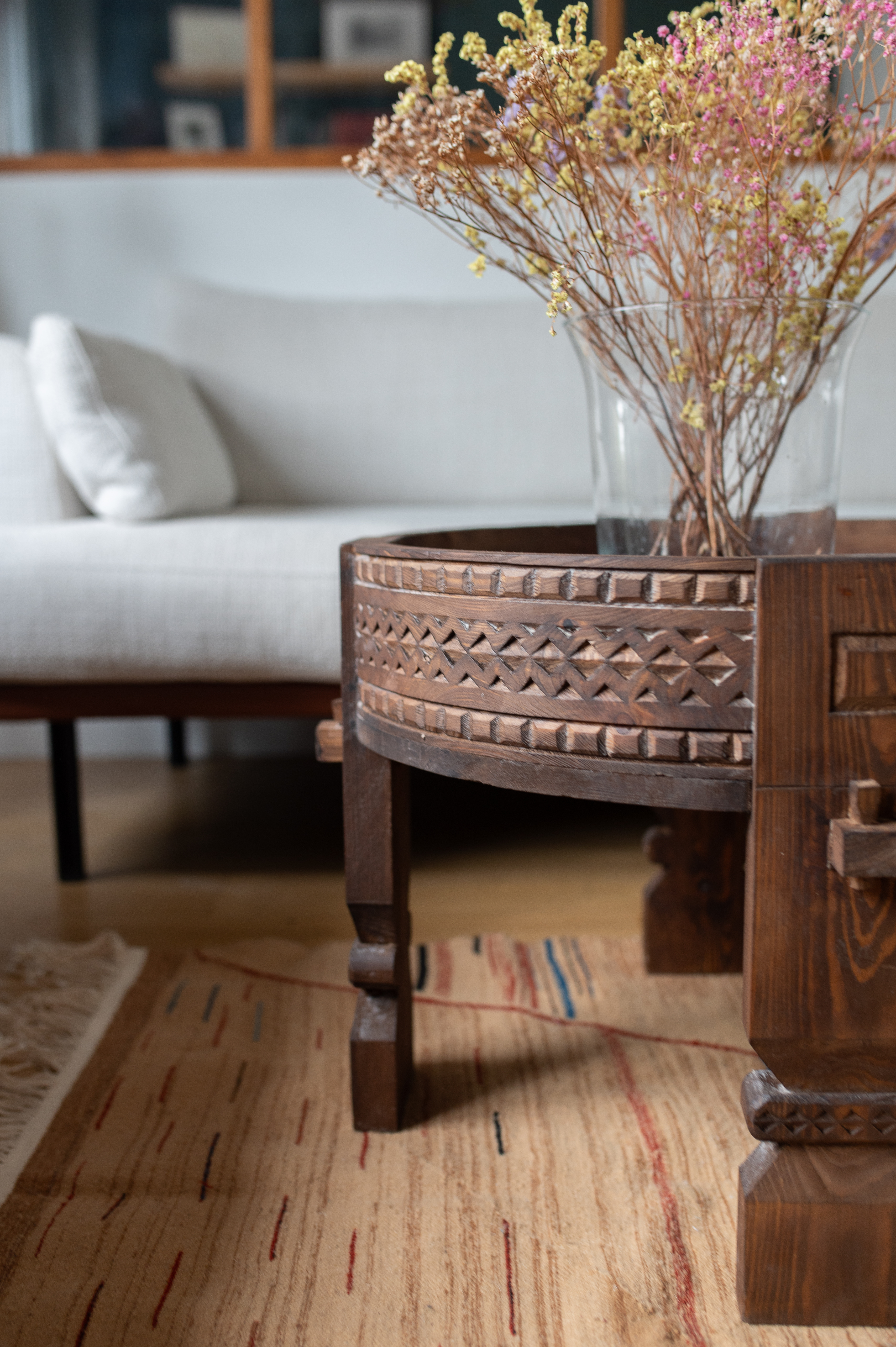 Table berbère en bois sculpté