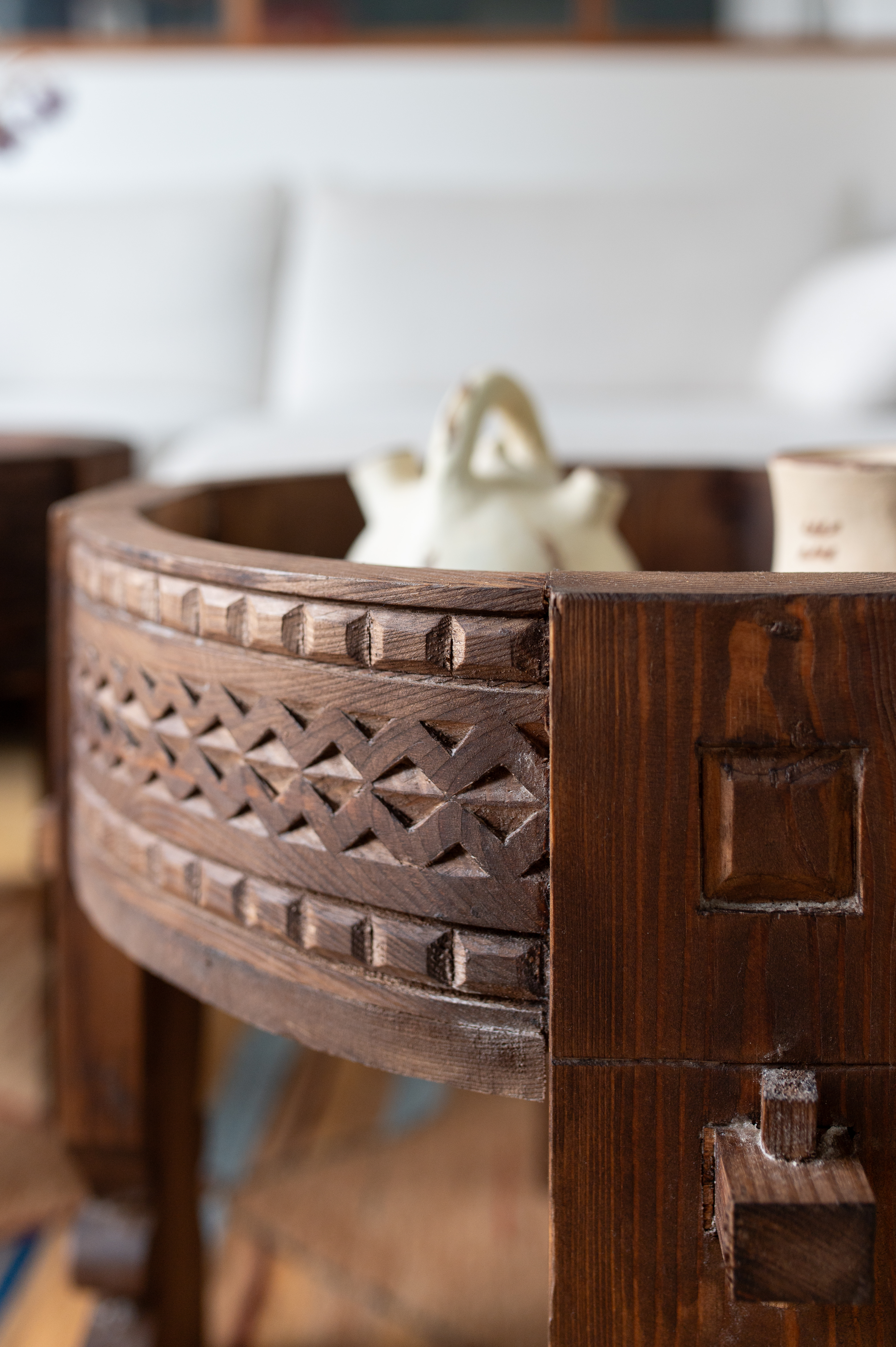 Table berbère en bois sculpté