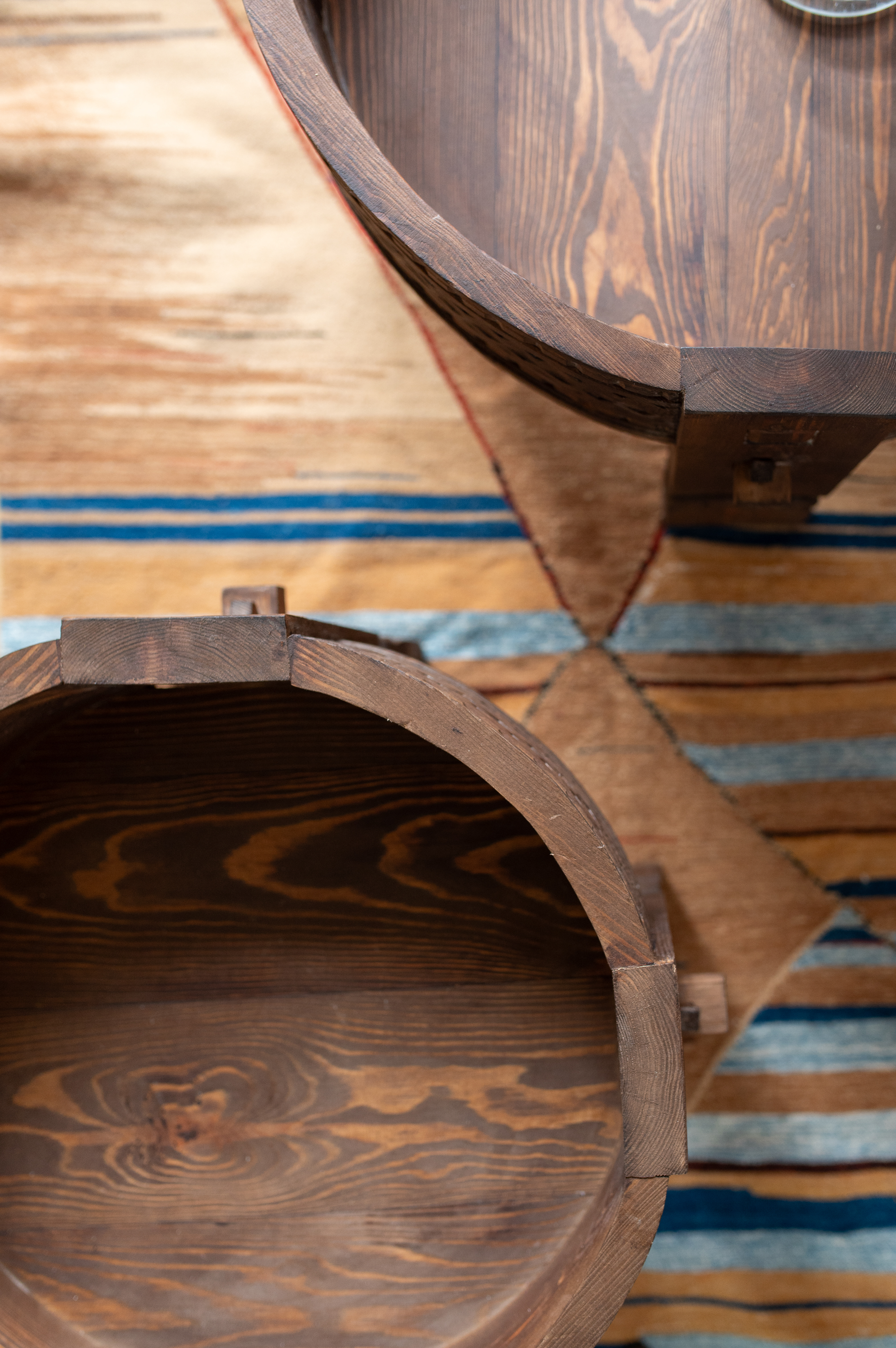 Table berbère en bois sculpté