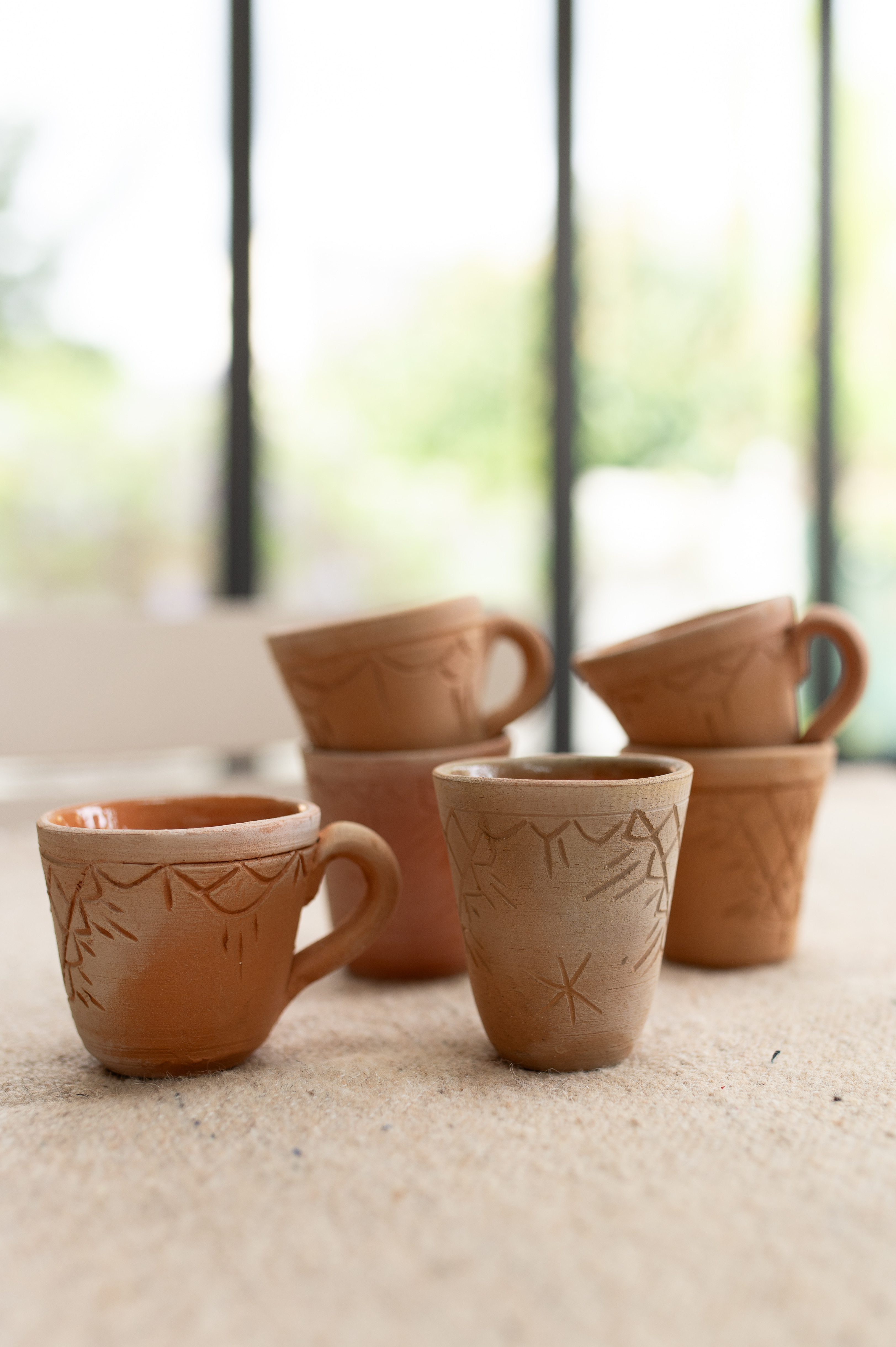 Lot de petites tassess culptées décoratives en céramiques - Set of small decorative sculpted ceramic cups