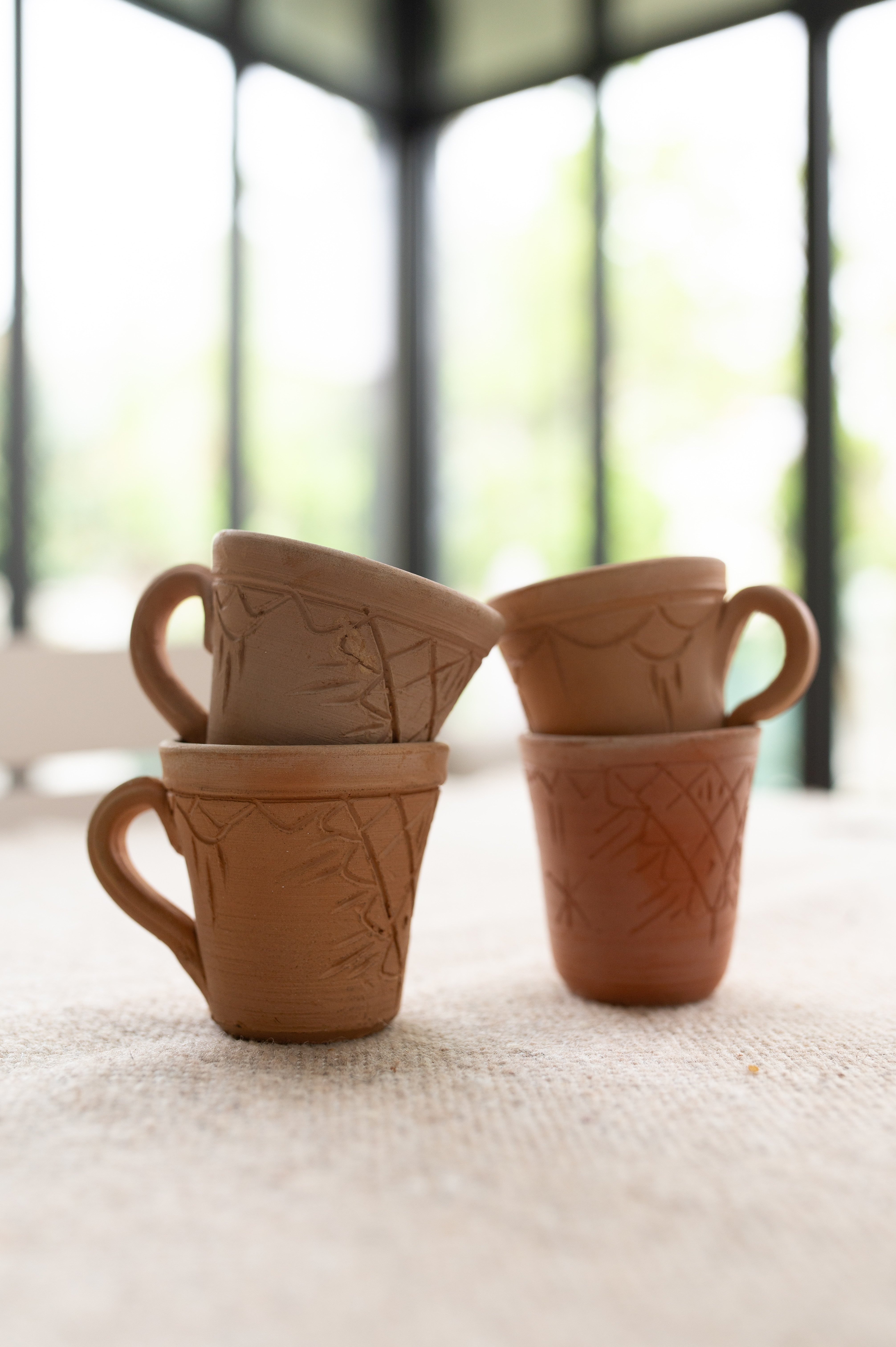 Lot de petites tassess culptées décoratives en céramiques - Set of small decorative sculpted ceramic cups