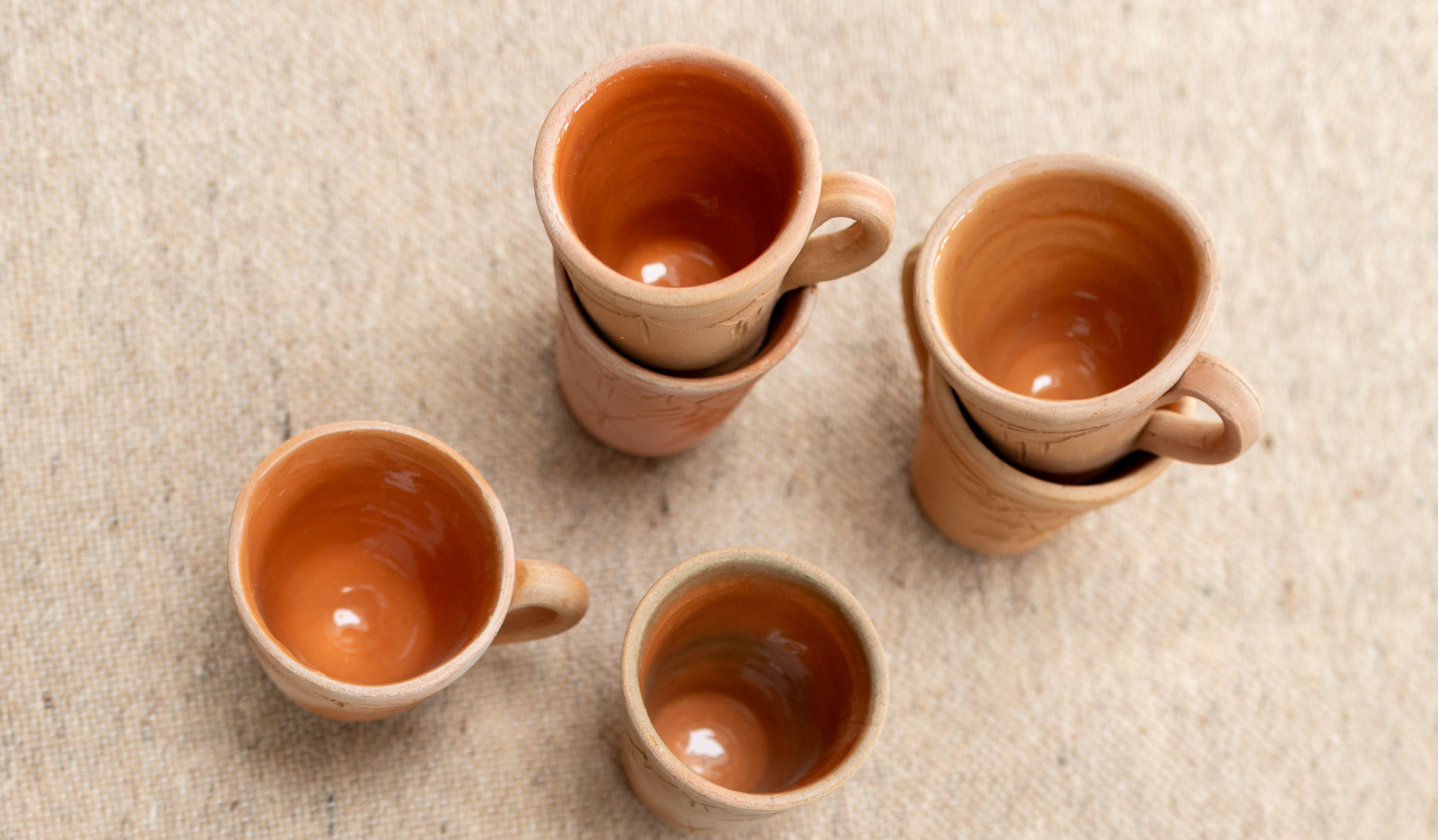 Lot de petites tassess culptées décoratives en céramiques - Set of small decorative sculpted ceramic cups