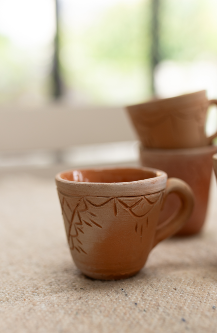 Lot de petites tassess culptées décoratives en céramiques - Set of small decorative sculpted ceramic cups