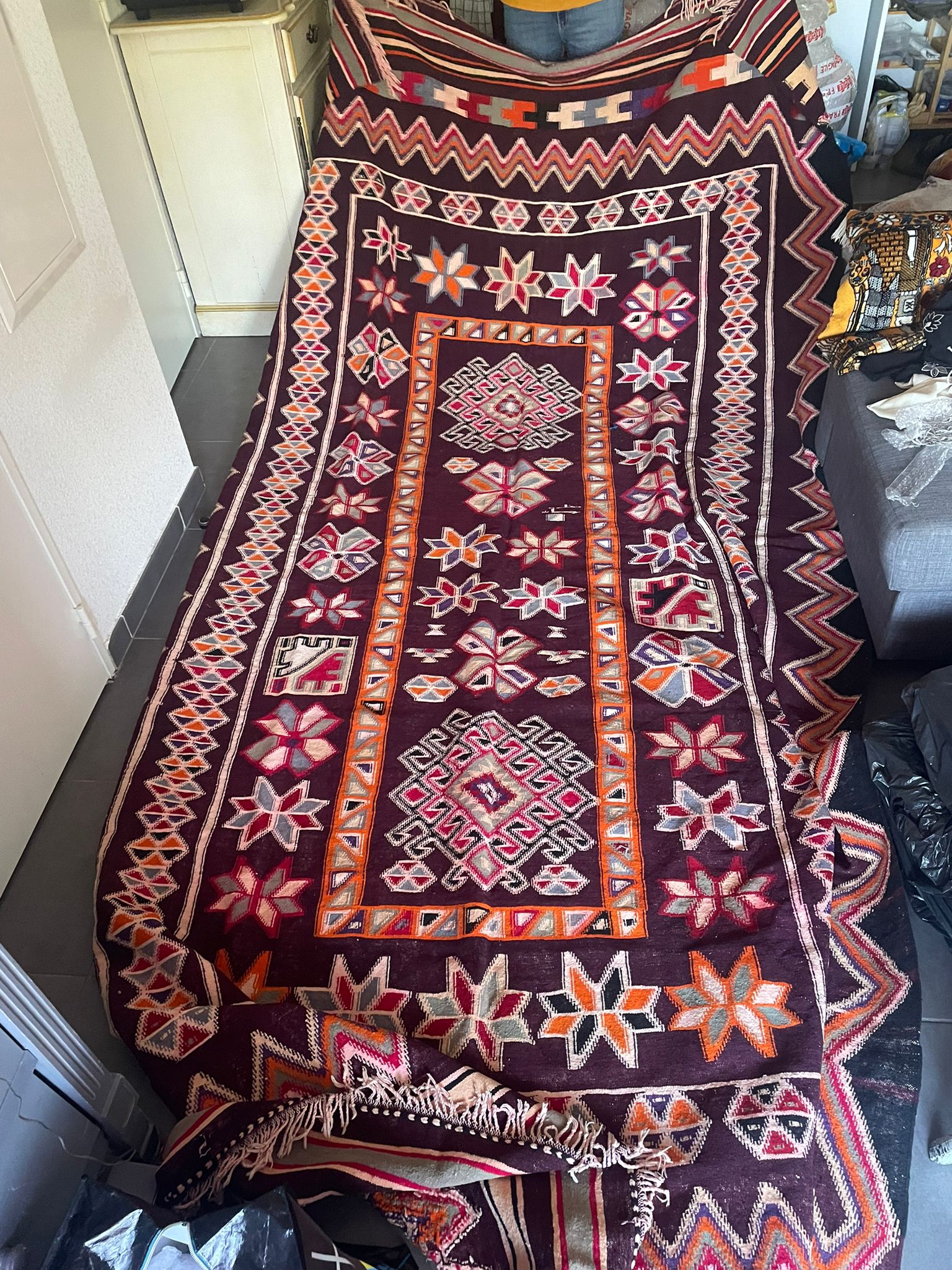 Tapis nomade vintage avec motifs géométriques