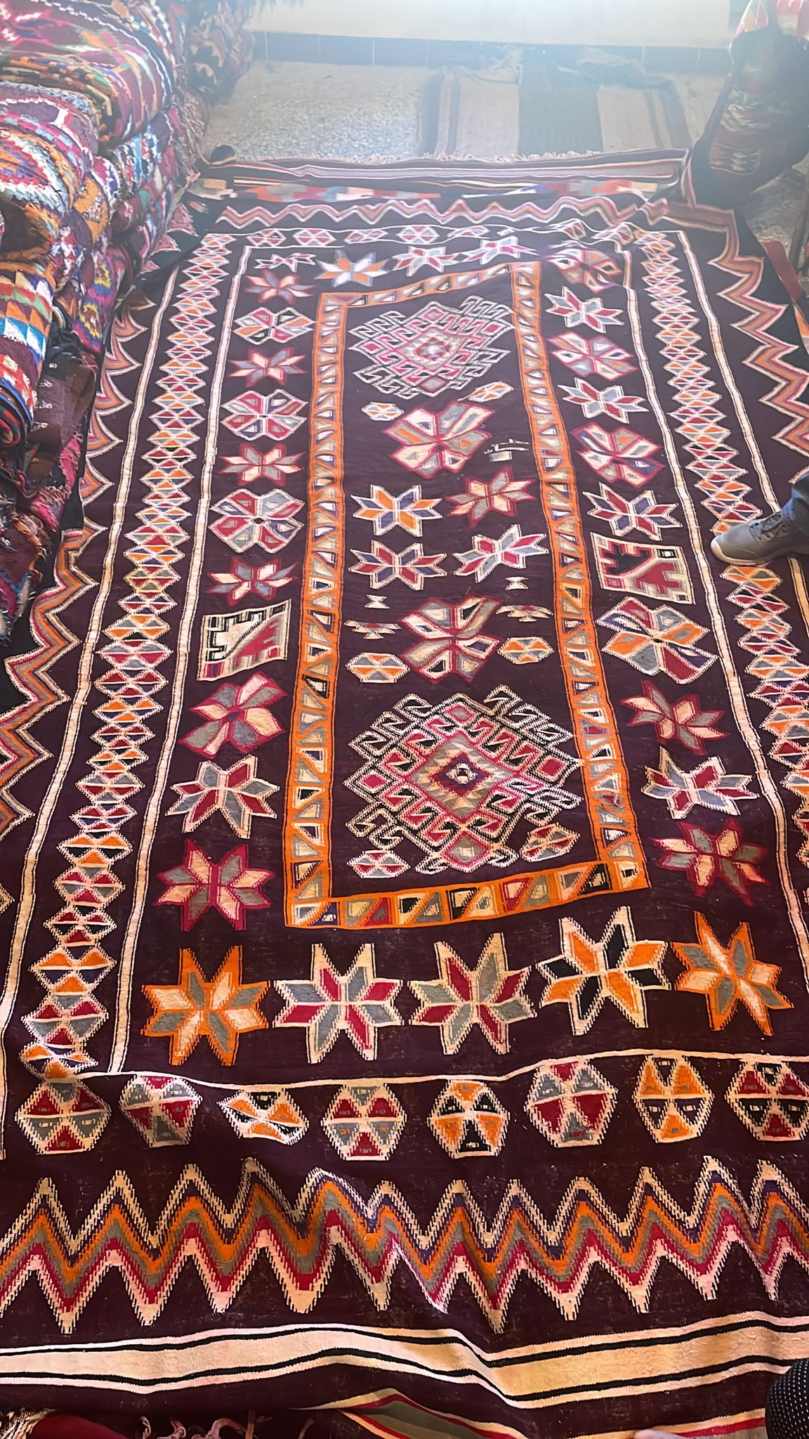 Tapis nomade vintage avec motifs géométriques