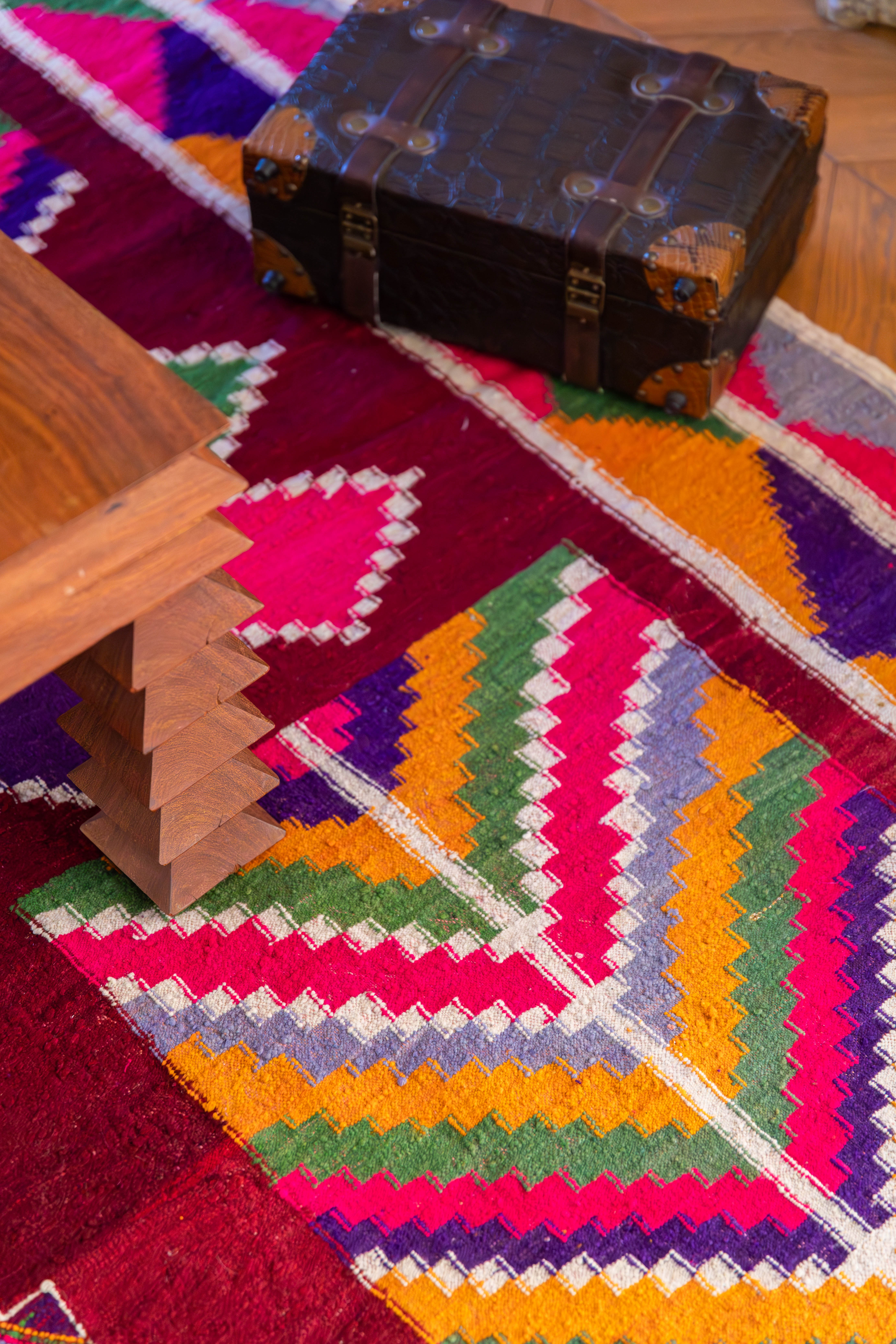 Tapis nomade vintage avec motifs géométriques - Vintage nomadic rug with geometric patterns