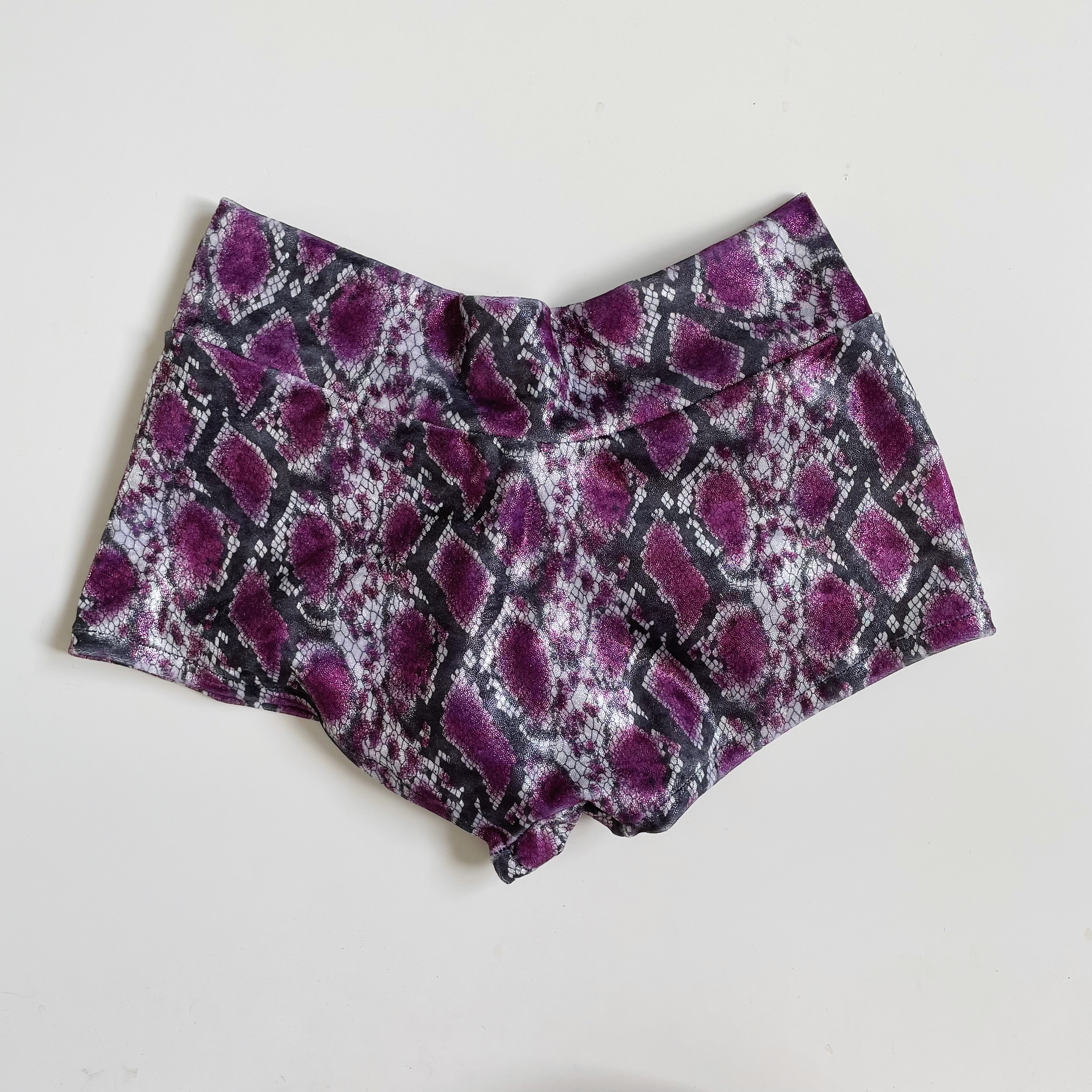 Short Snake Lila