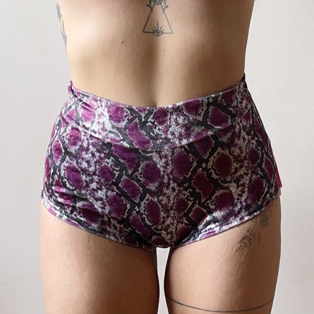 Short Snake Lila