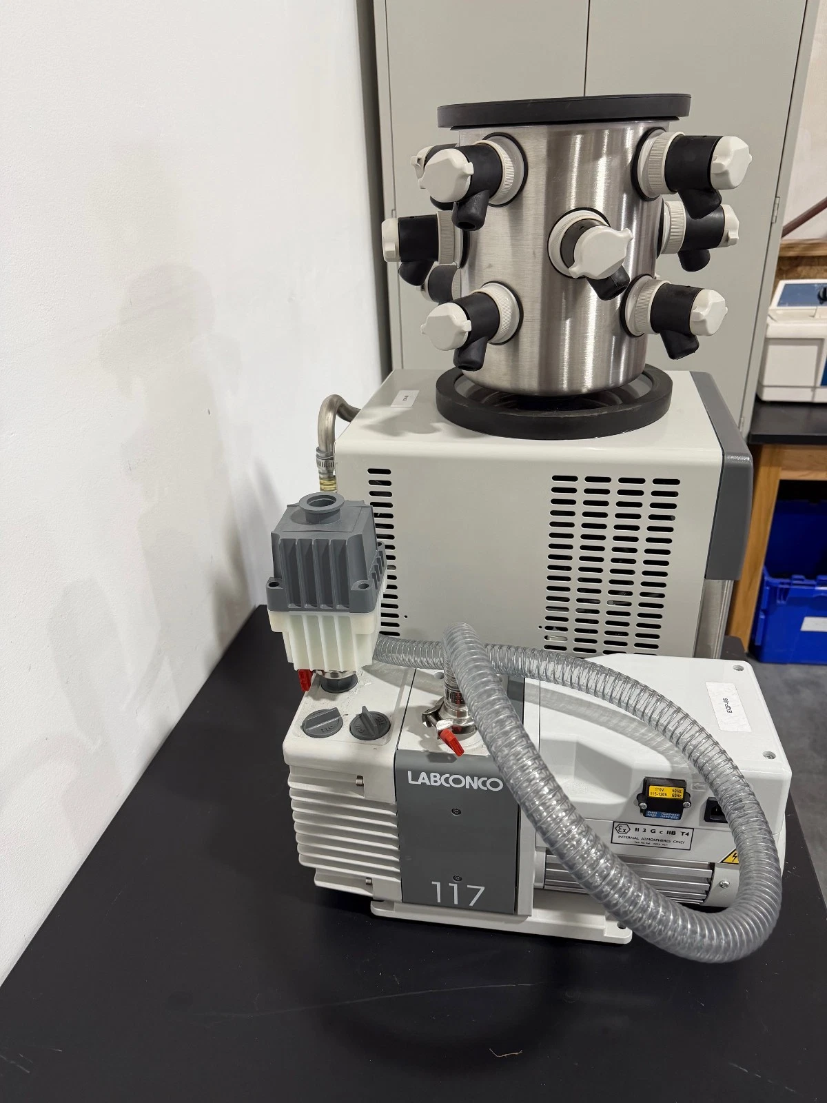 Labconco FreeZone 2.5L -50C Benchtop Freeze Dryer with Manifold and Pump