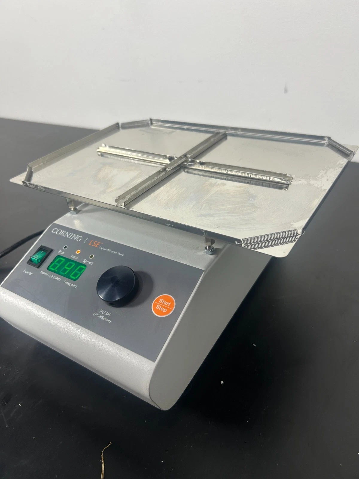 2020 CORNING LSE DIGITAL MICROPLATE SHAKER MODEL 6780-4 TESTED