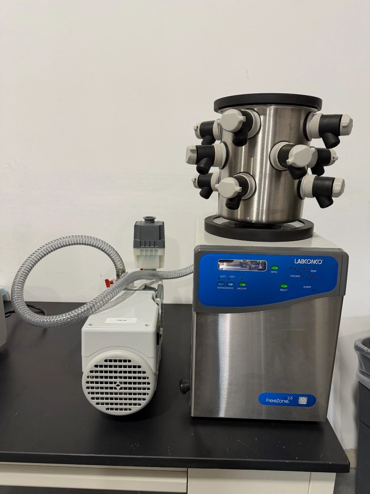 Labconco FreeZone 2.5L -50C Benchtop Freeze Dryer with Manifold and Pump