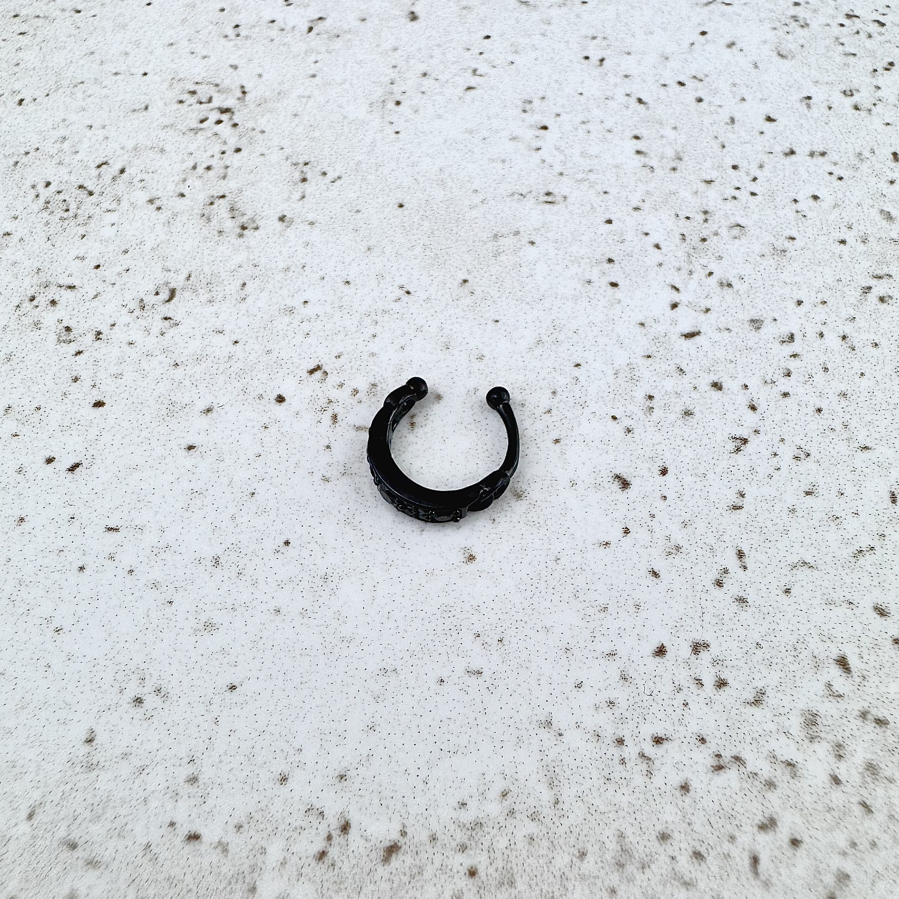 Netikras auskaras Waning Crescent