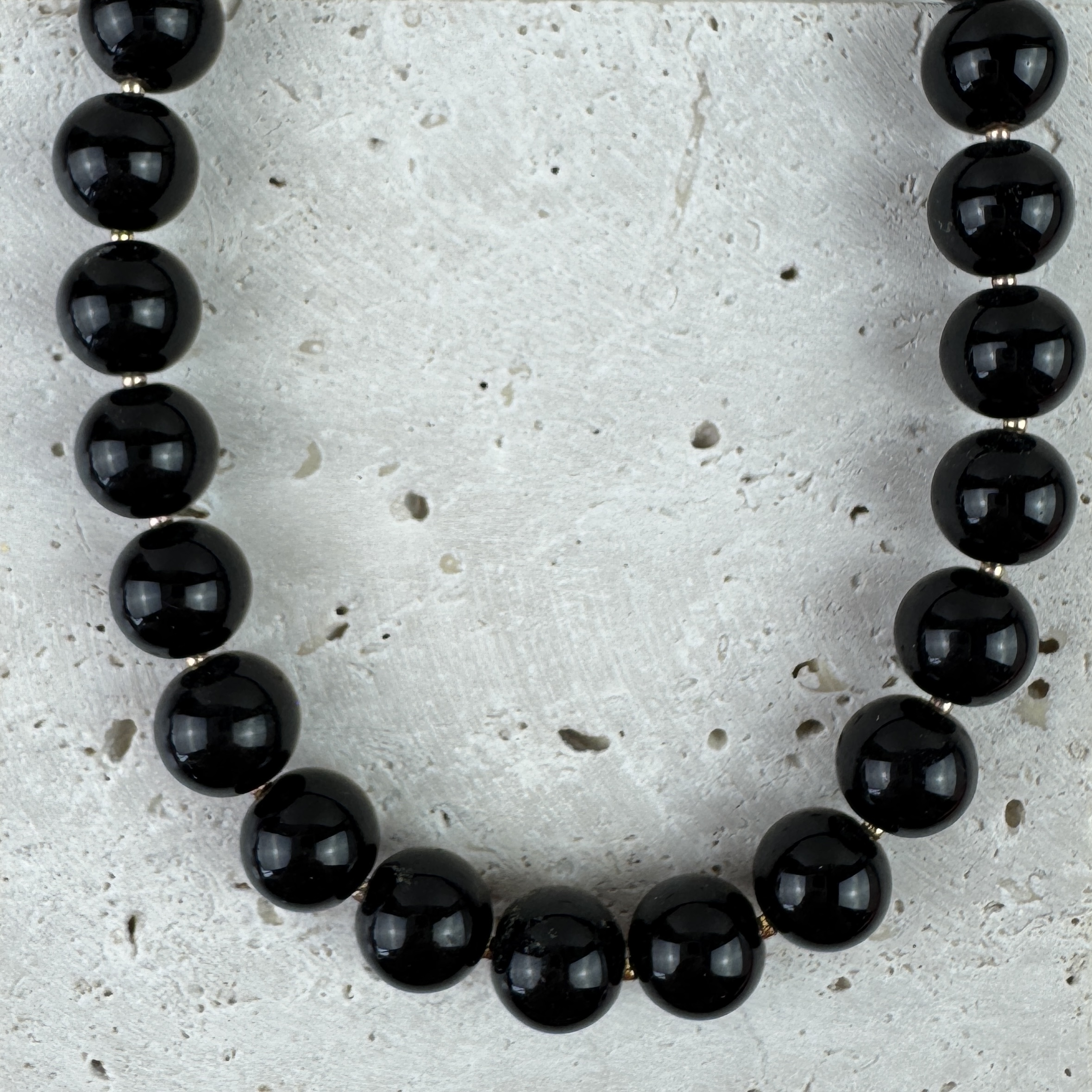 Agato vėrinys - Juodoji paslaptis