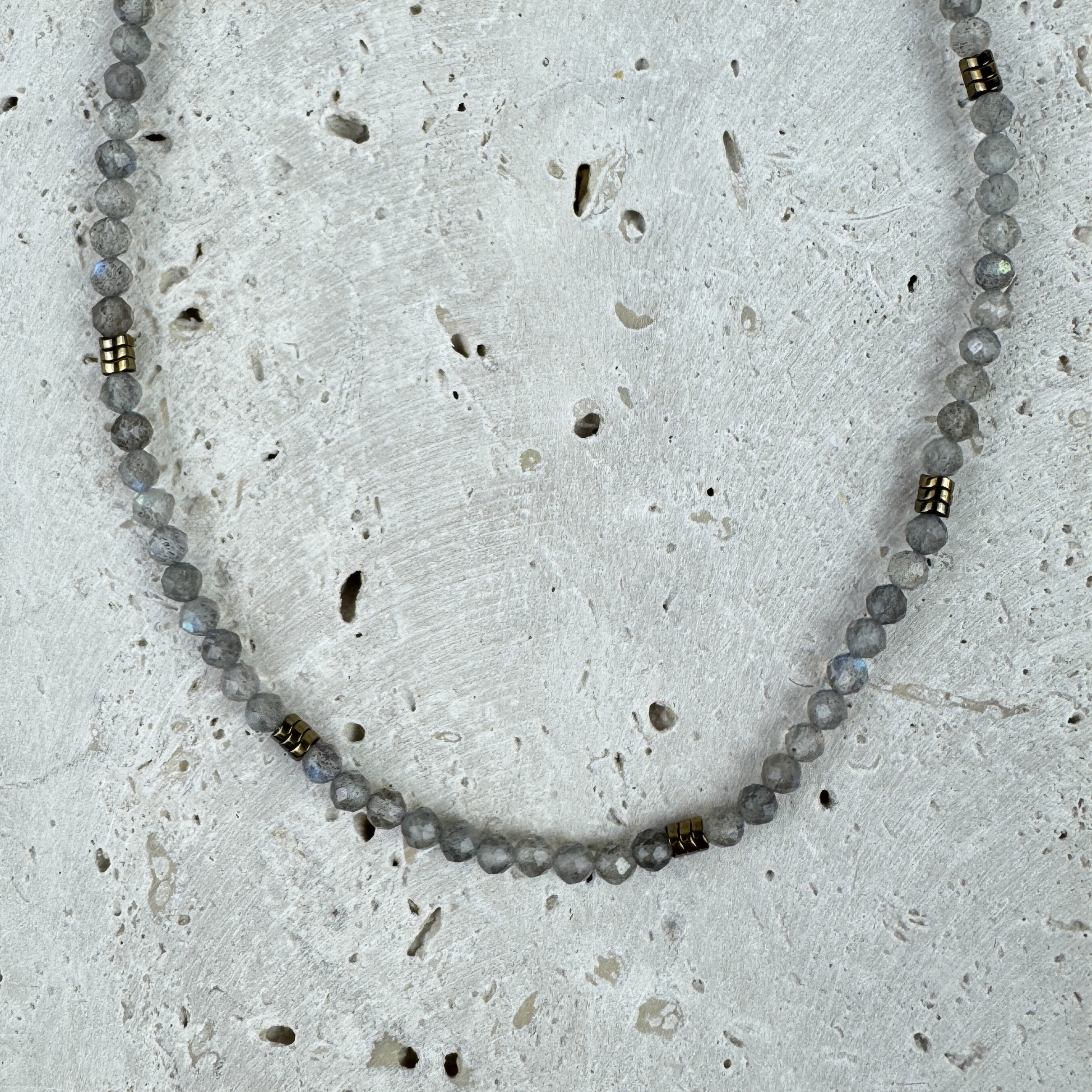 Labradorito vėrinys - Mėnulio šešėlis