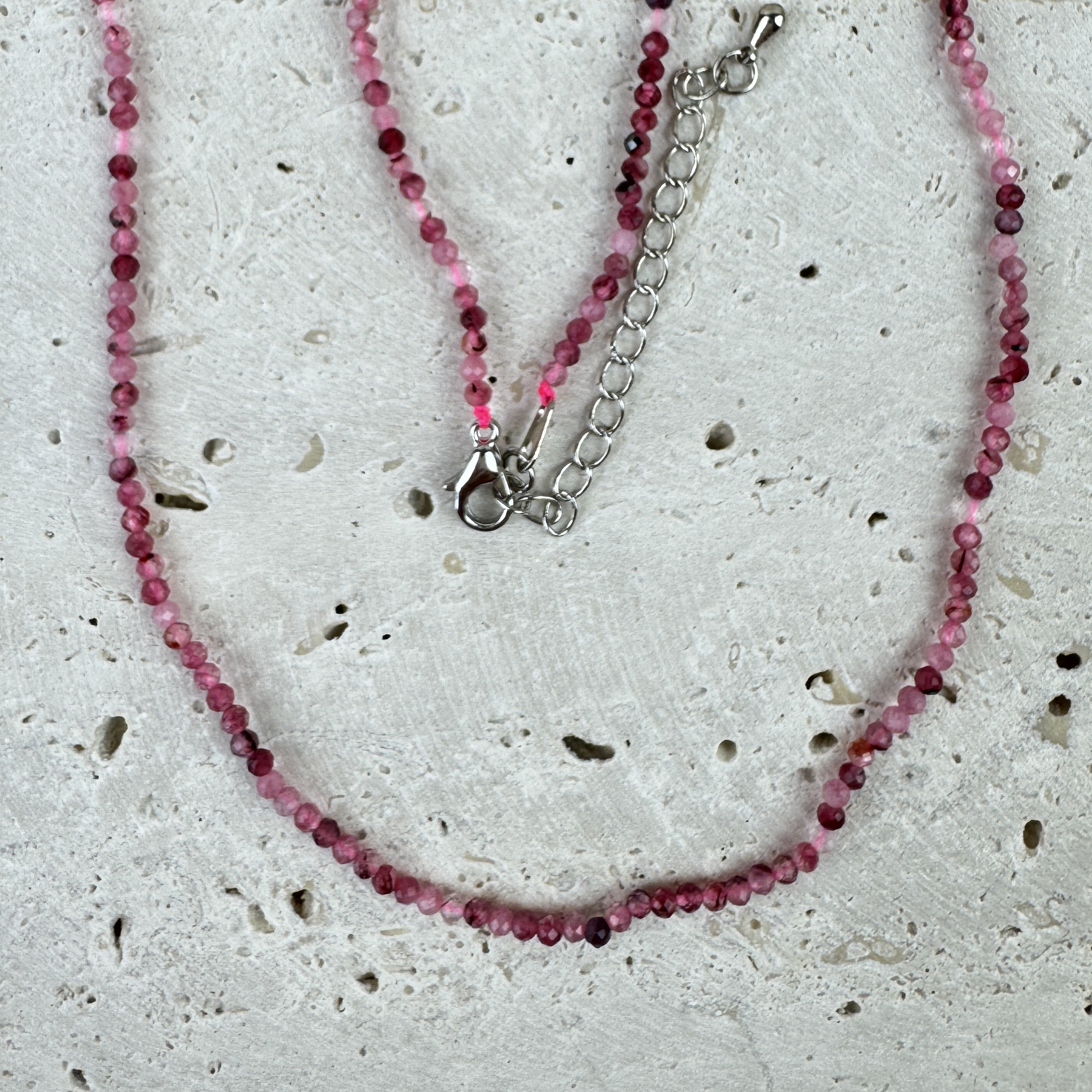 Raudonojo turmalino vėrinys - Energijos versmė