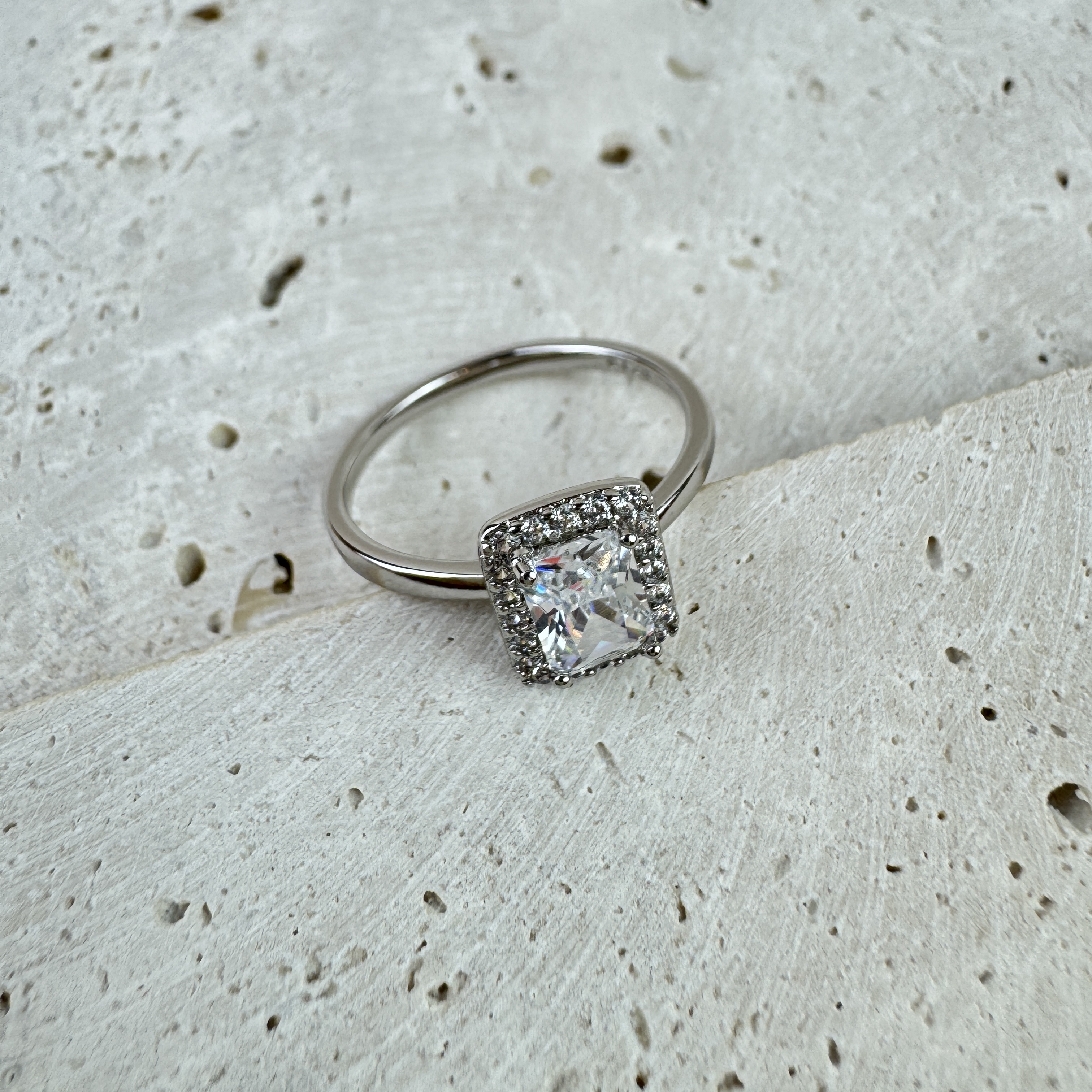 Žiedas su cirkoniais Švelnumas