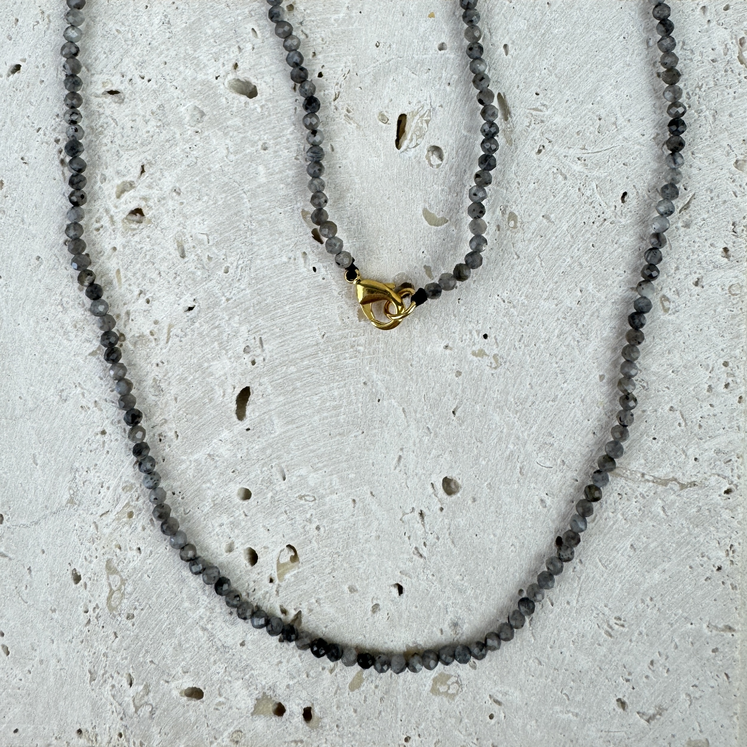 Dūminio kvarco vėrinys - Rūko paslaptis