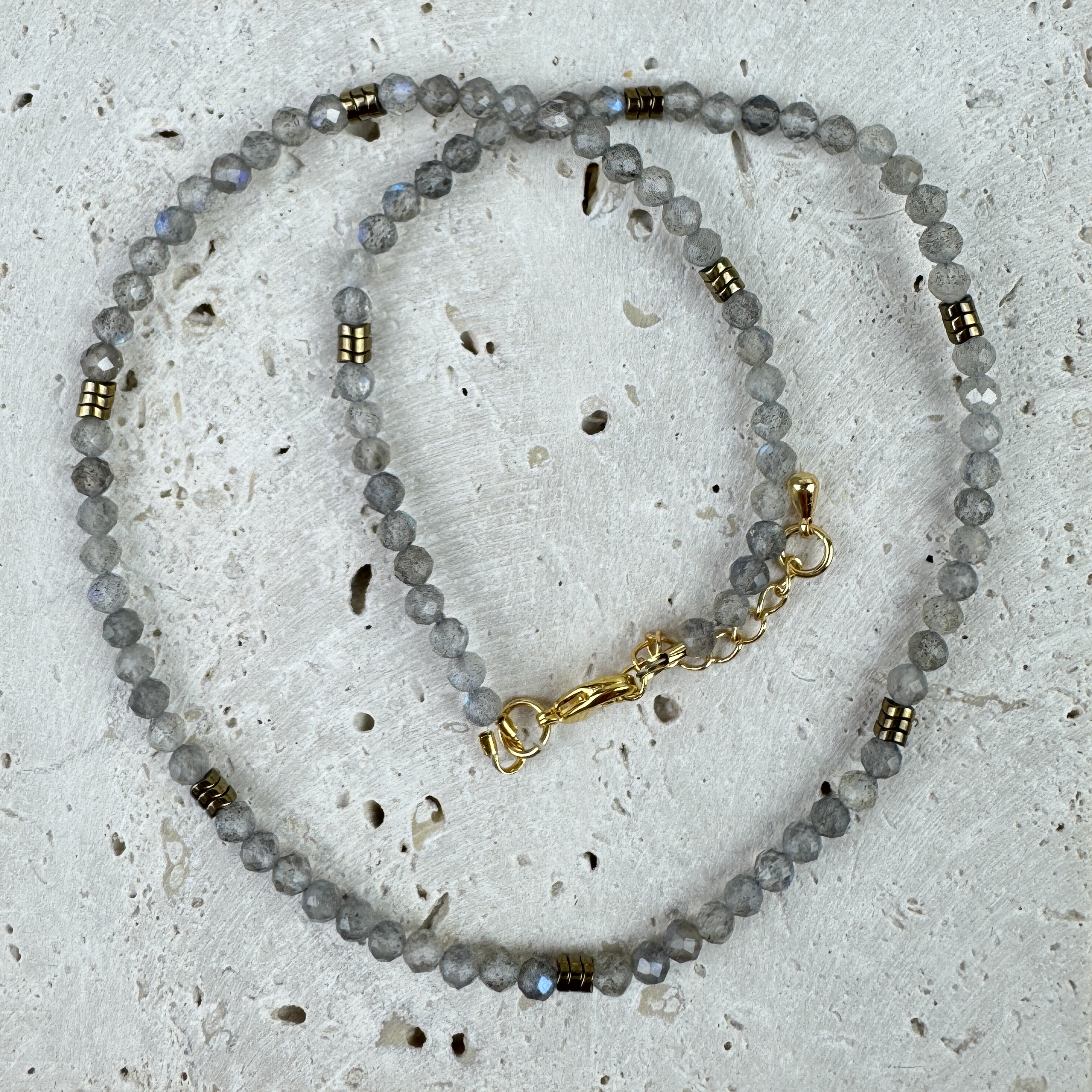 Labradorito vėrinys - Mėnulio šešėlis