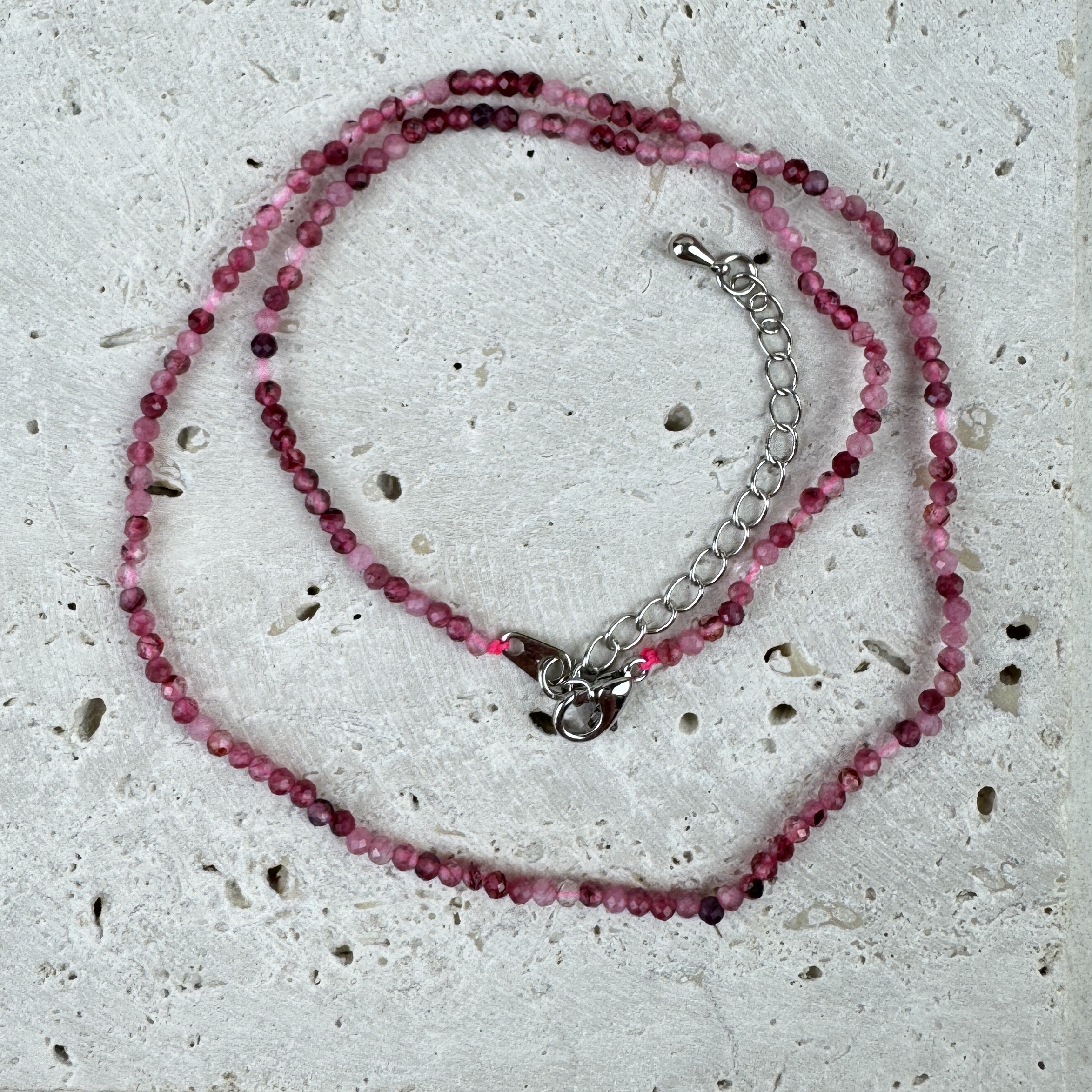 Raudonojo turmalino vėrinys - Energijos versmė