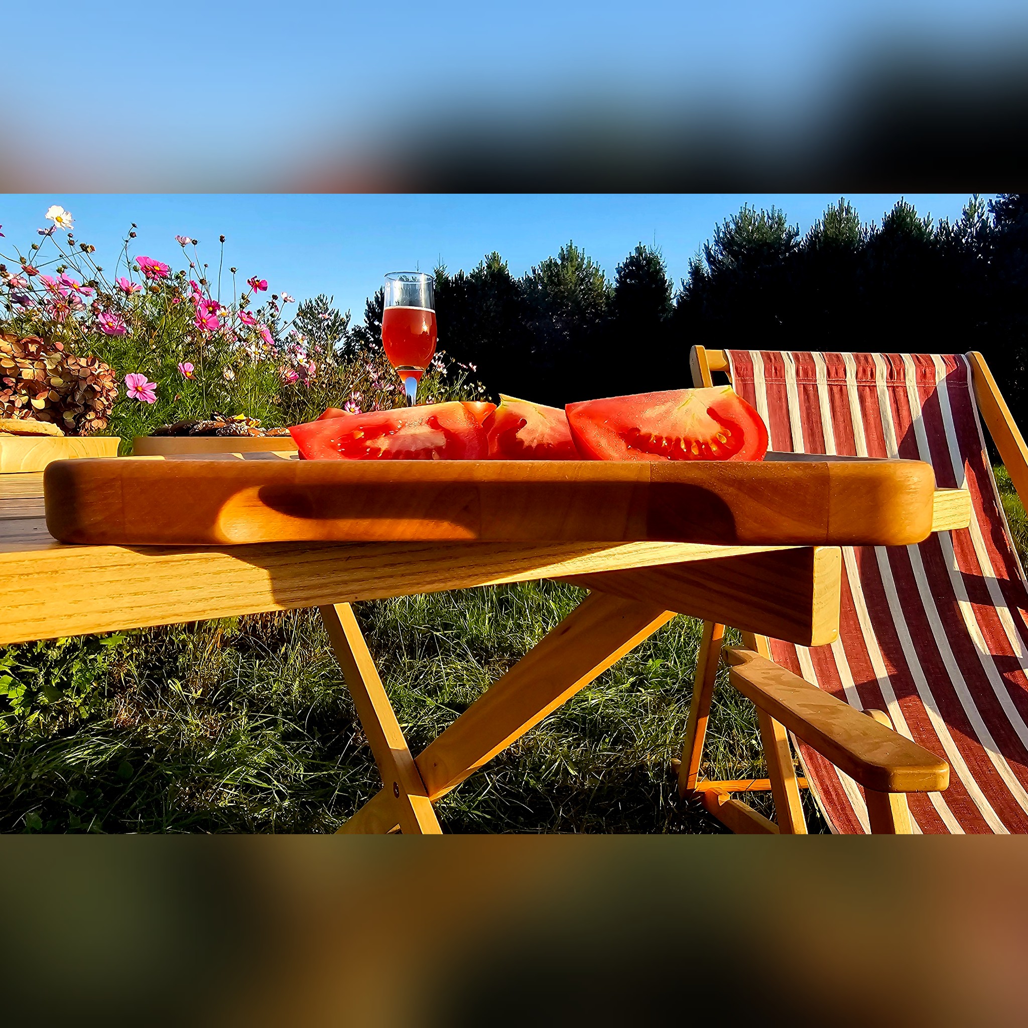 Medinė pjaustymo lentelė su lėkšte