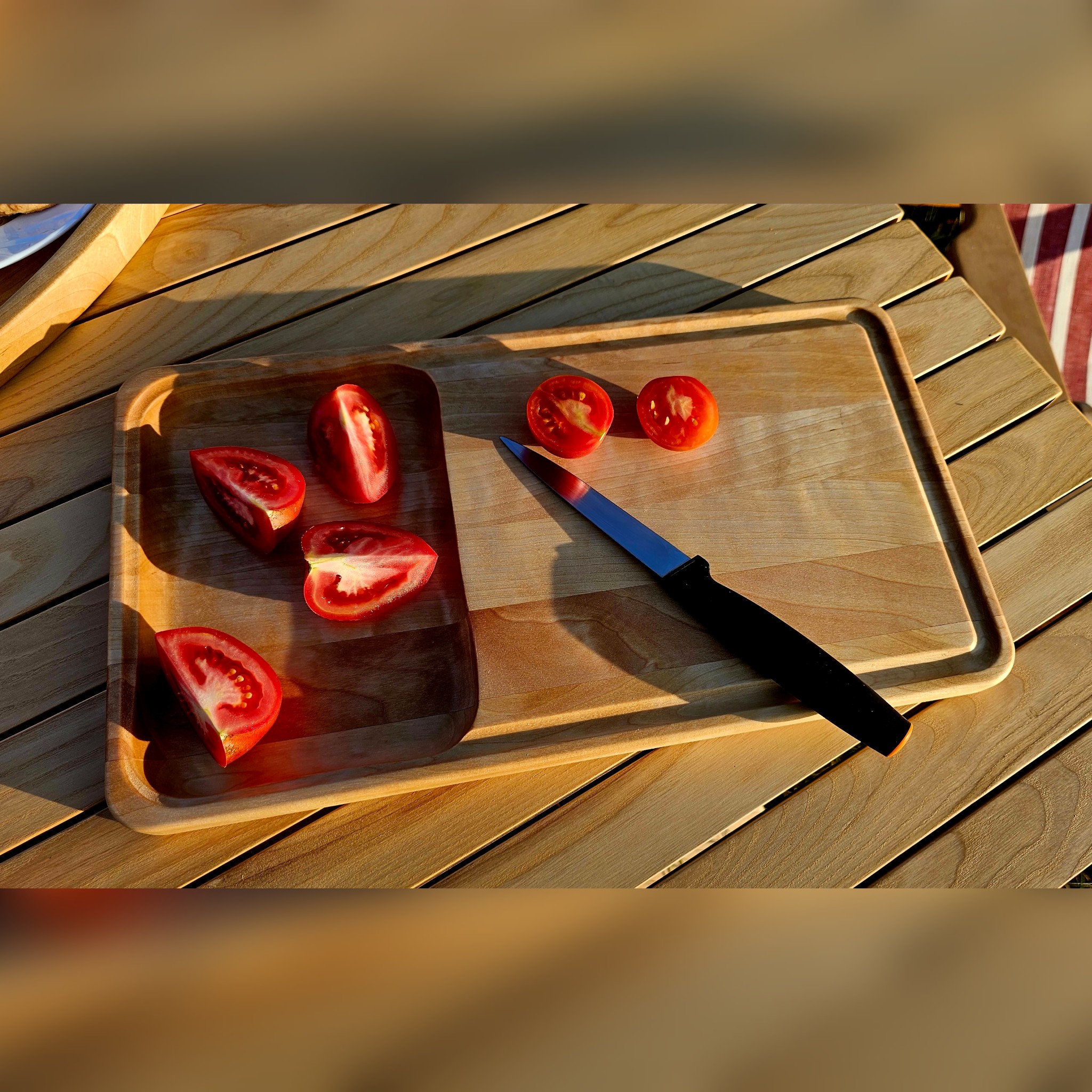 Medinė pjaustymo lentelė su lėkšte