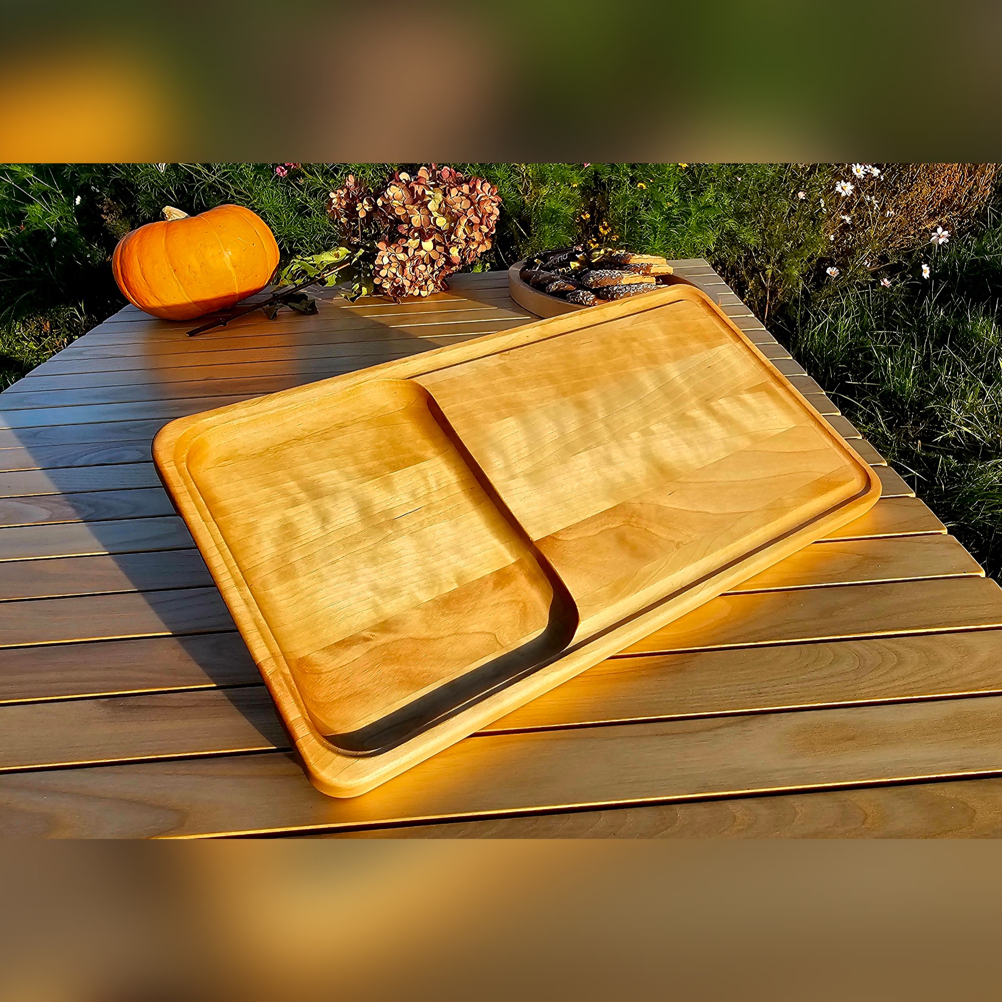 Medinė pjaustymo lentelė su lėkšte