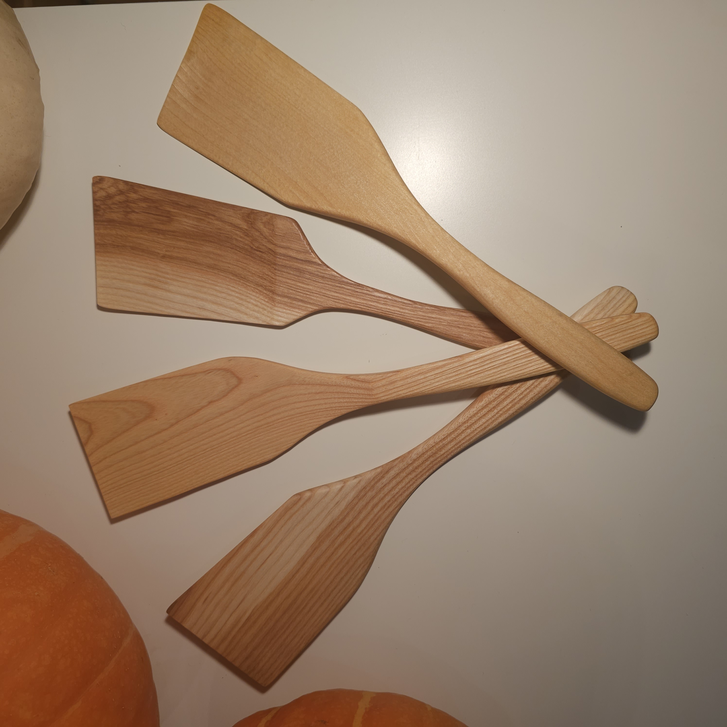 Medinė mentelė dešiniarankiams