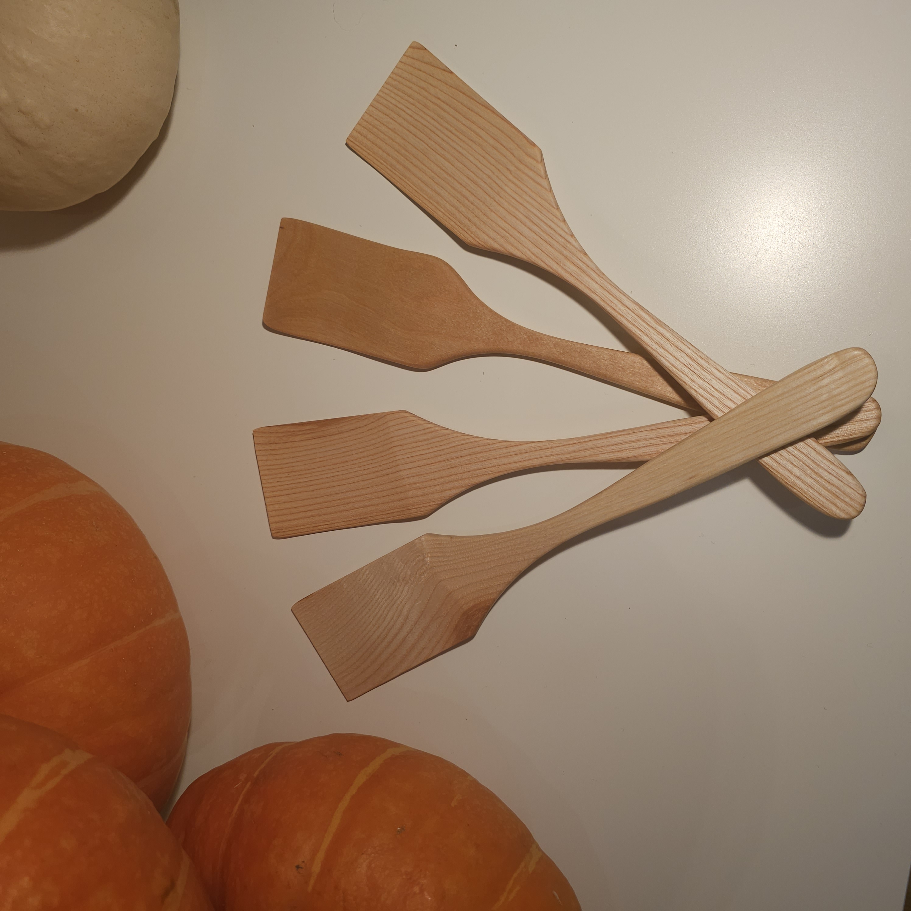 Medinė mentelė dešiniarankiams