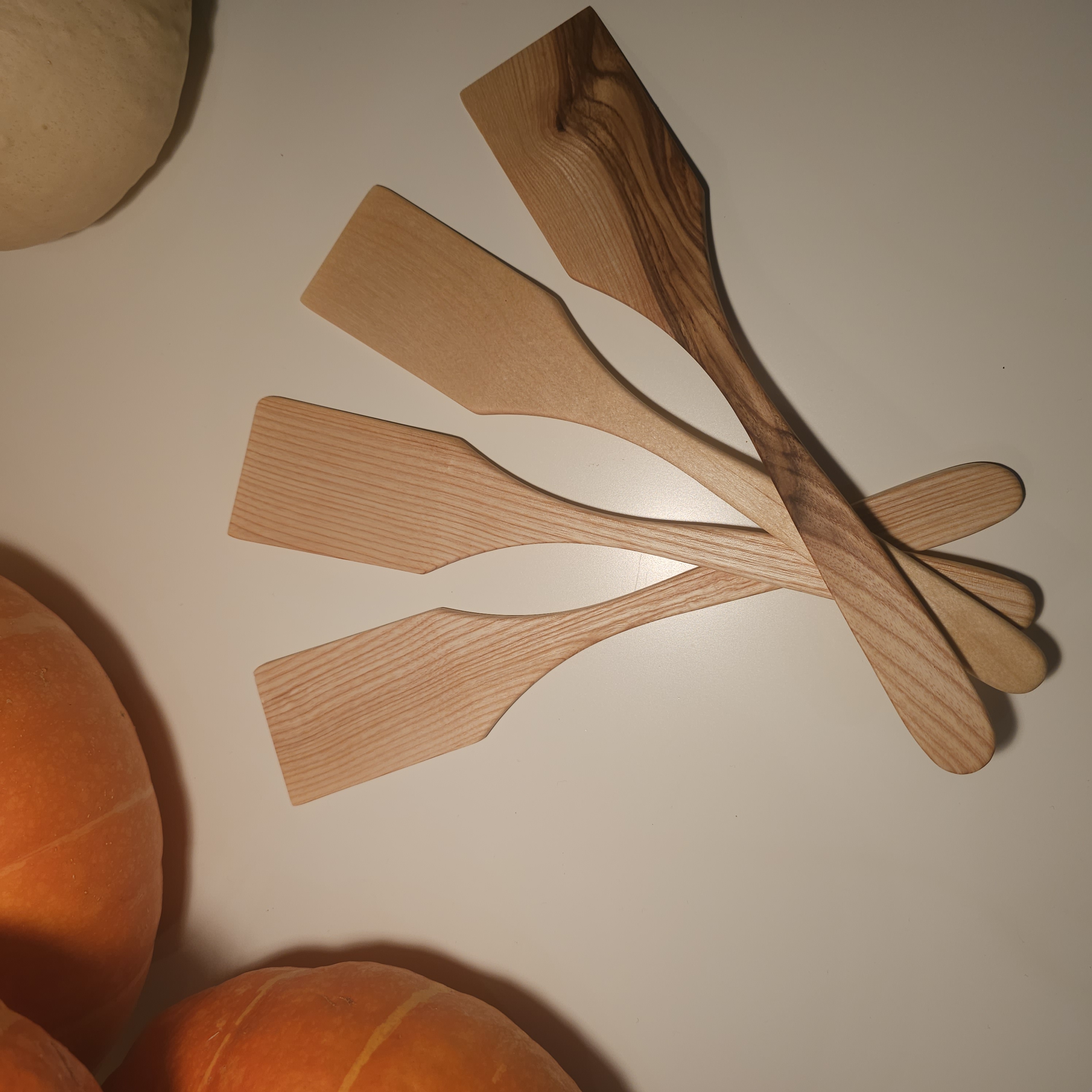 Medinė mentelė kairiarankiams