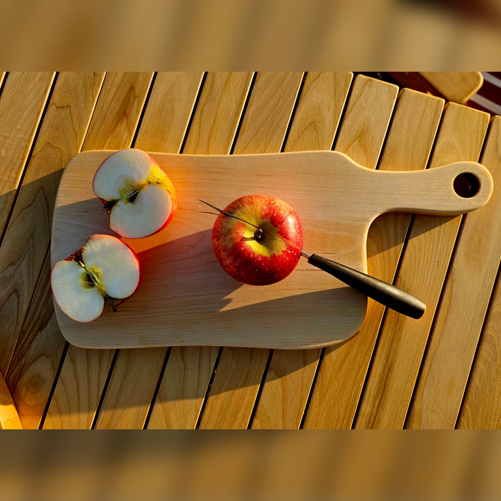 Medinė pjaustymo lentelė su rankena