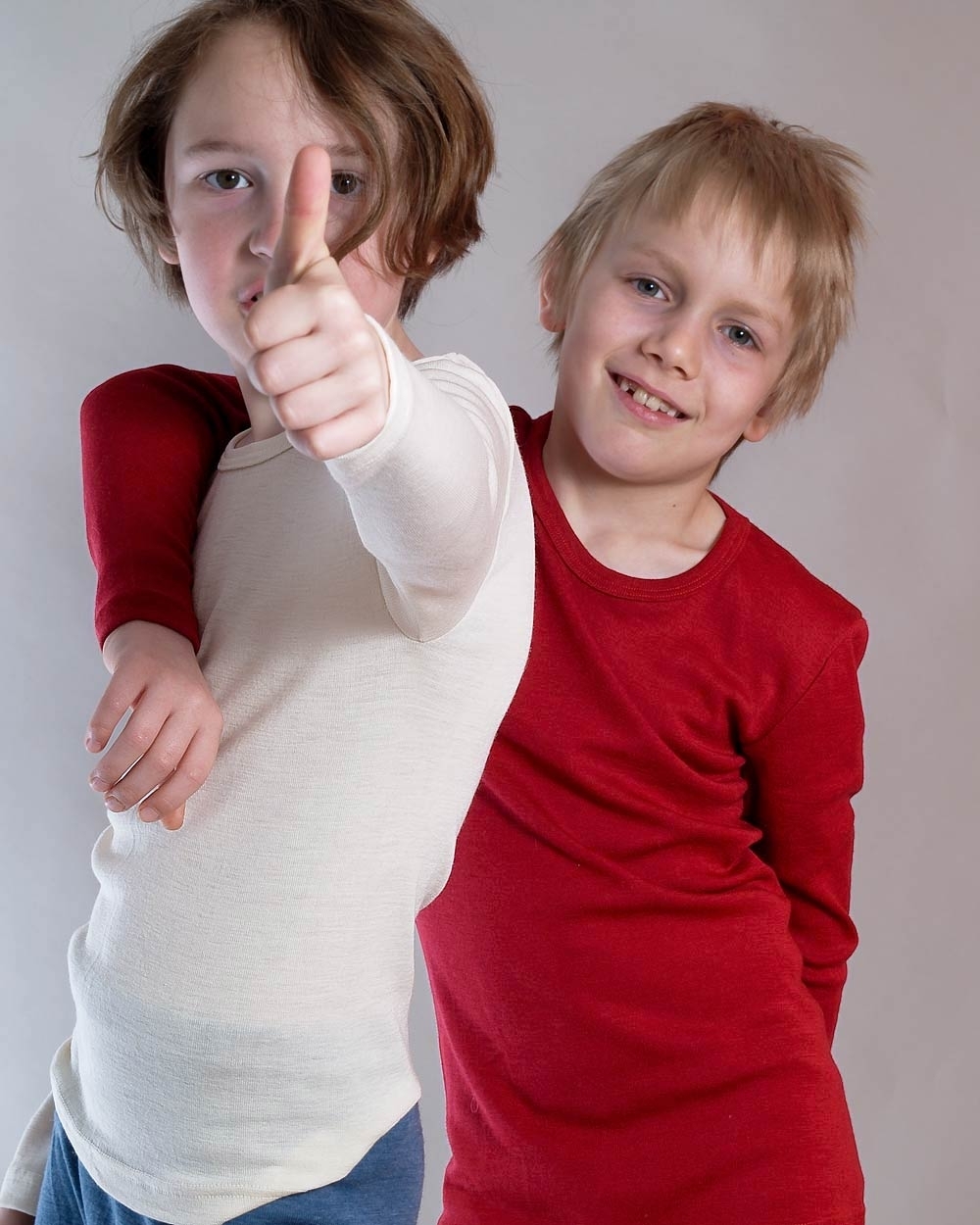 Vilnoniai marškinėliai su šilku ilgomis rankovėmis balti