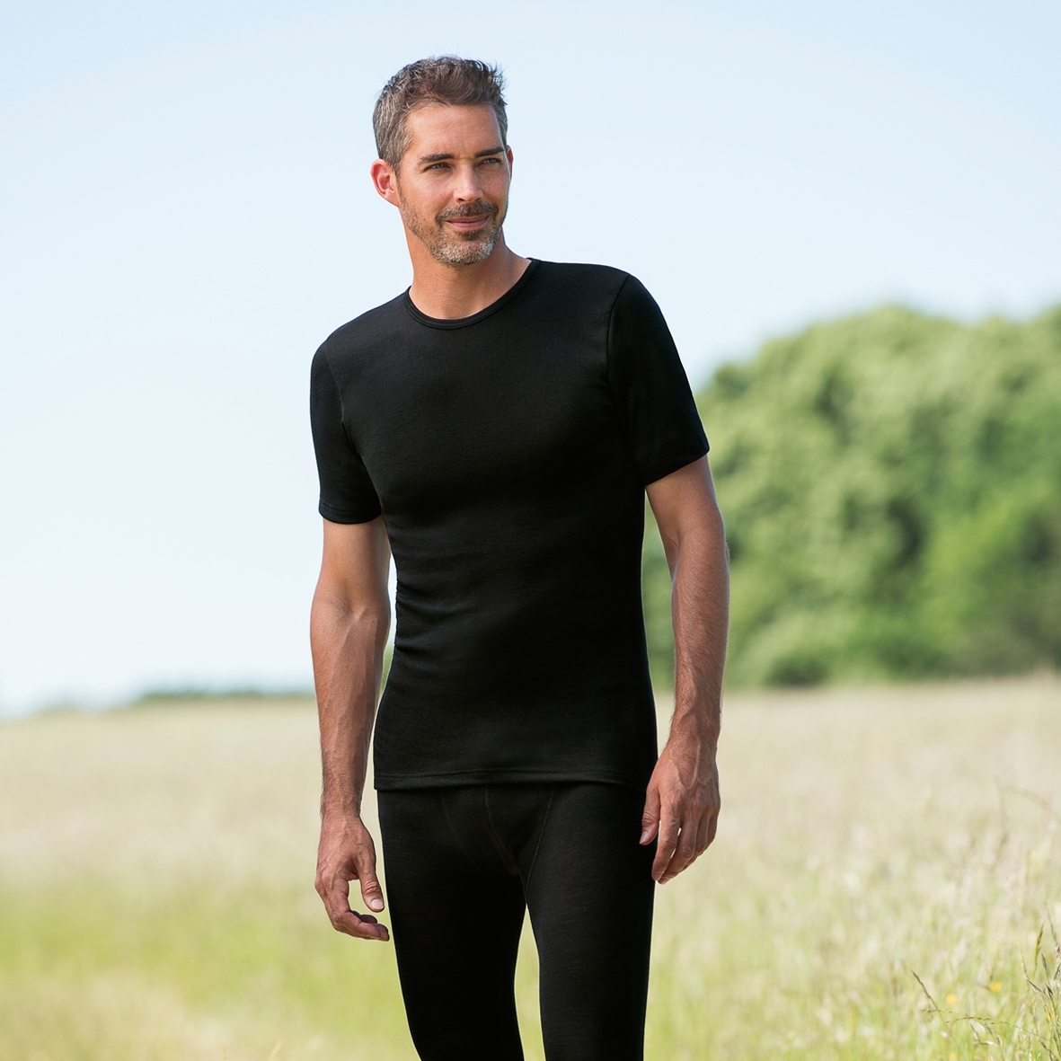 Vilnoniai marškinėliai su šilku trumpomis rankovėmis juodi